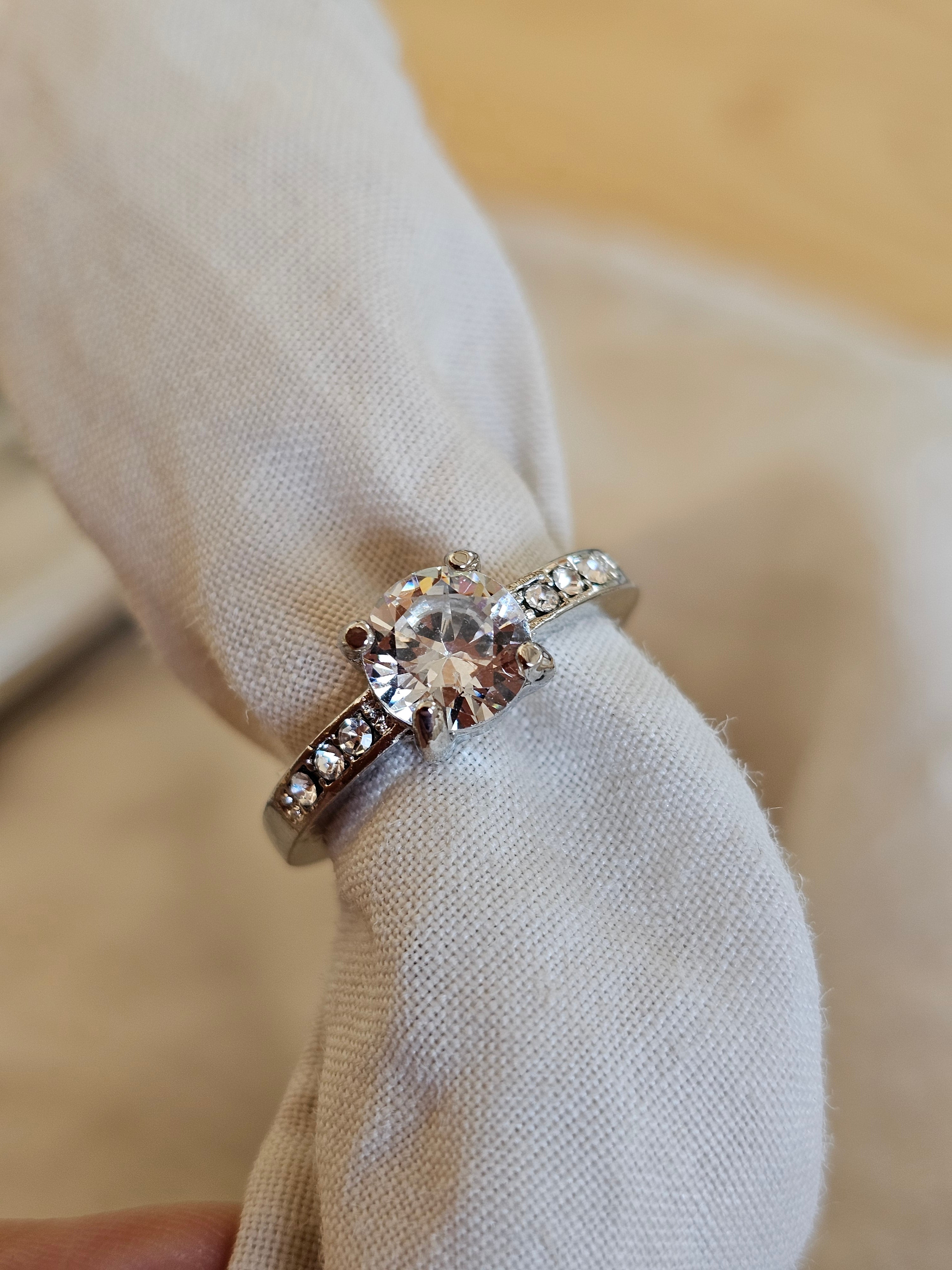 Anillo clásico con cristales