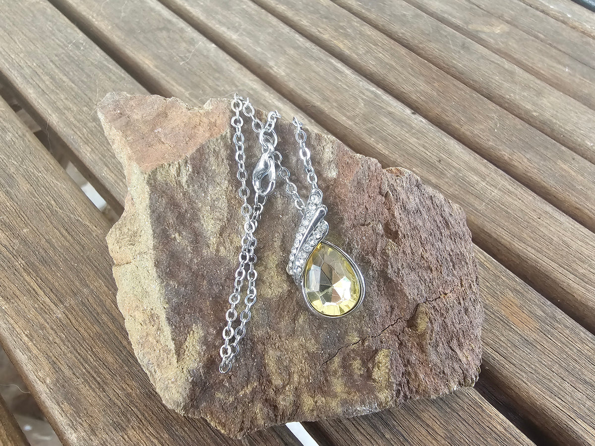 Conjunto de Collar y Pendientes de Cristal Amarillo Elegancia Silvestre
