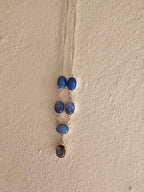 Lindo collar azul brillante para cualquier ocasión