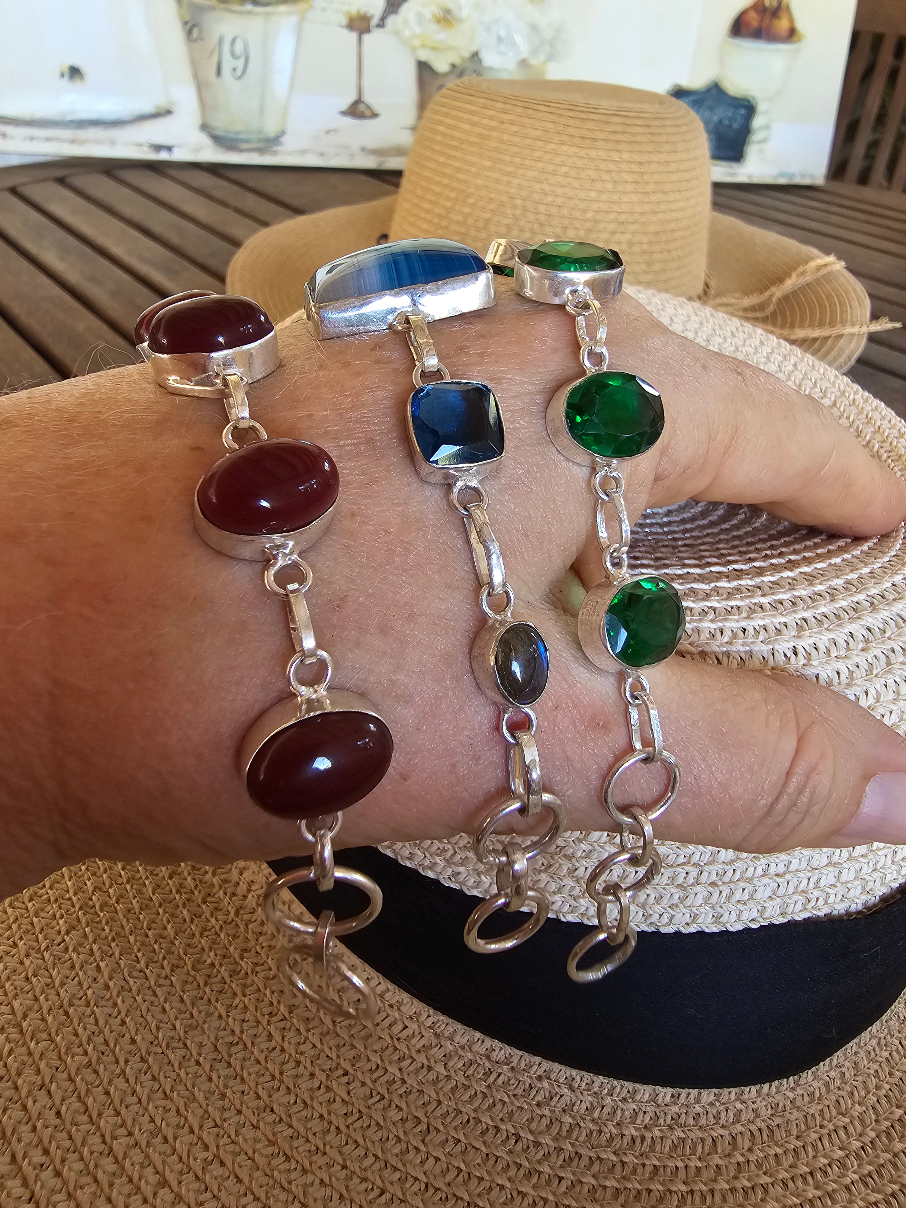 Pulseras en tres colores