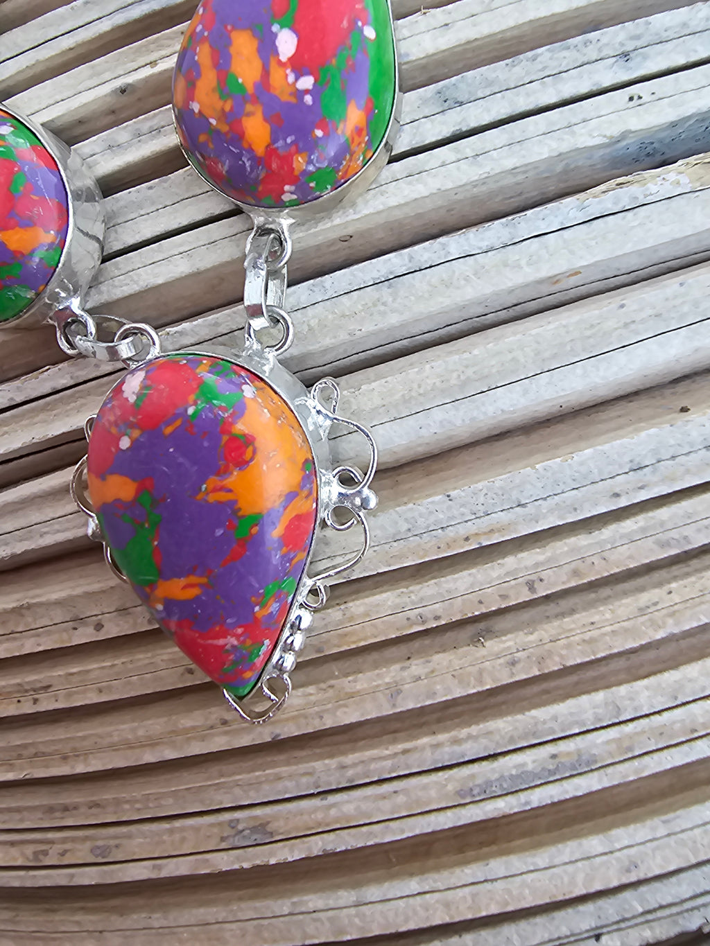 Collar con colores de verdad