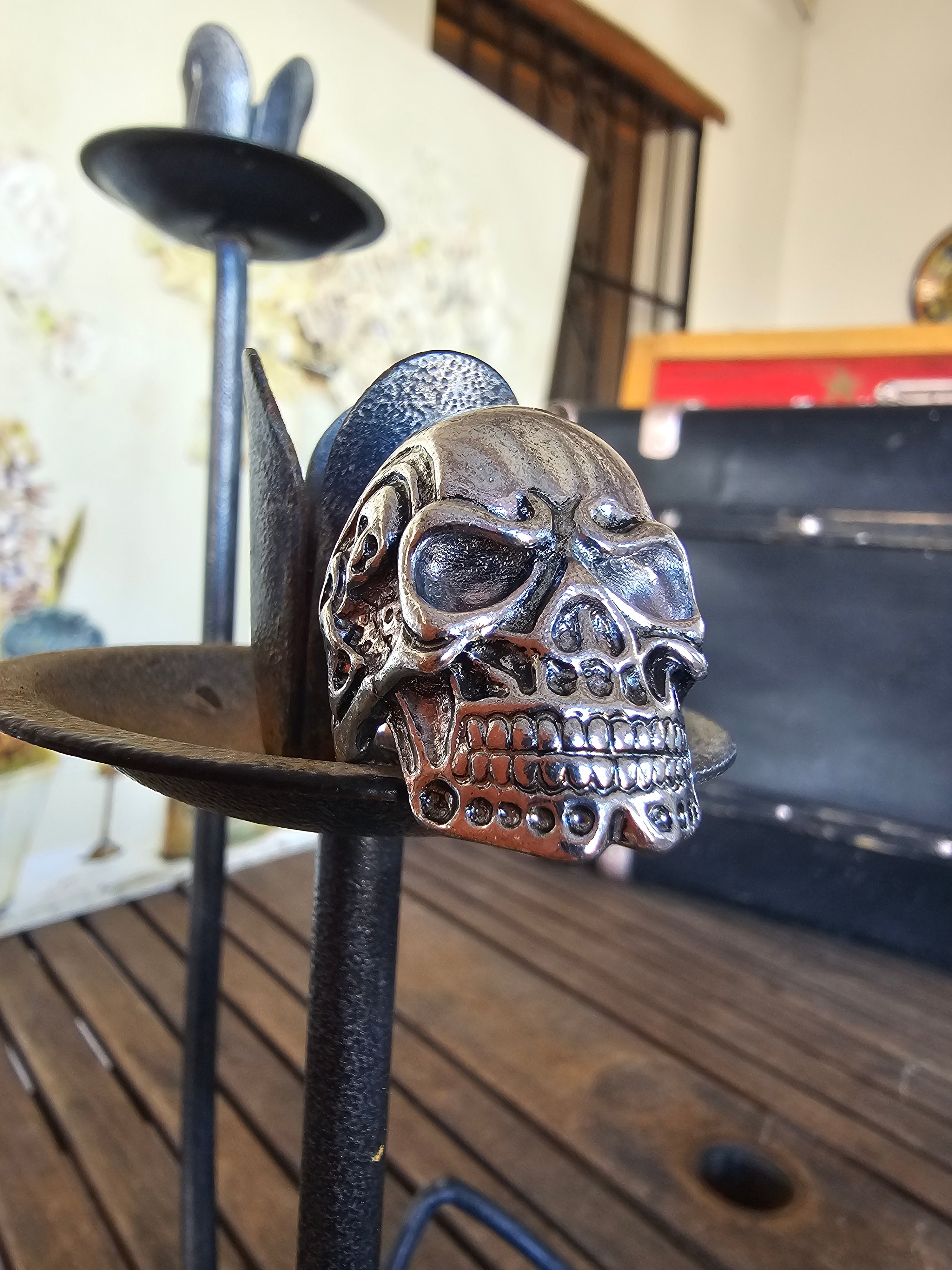 Llamativo anillo de calavera