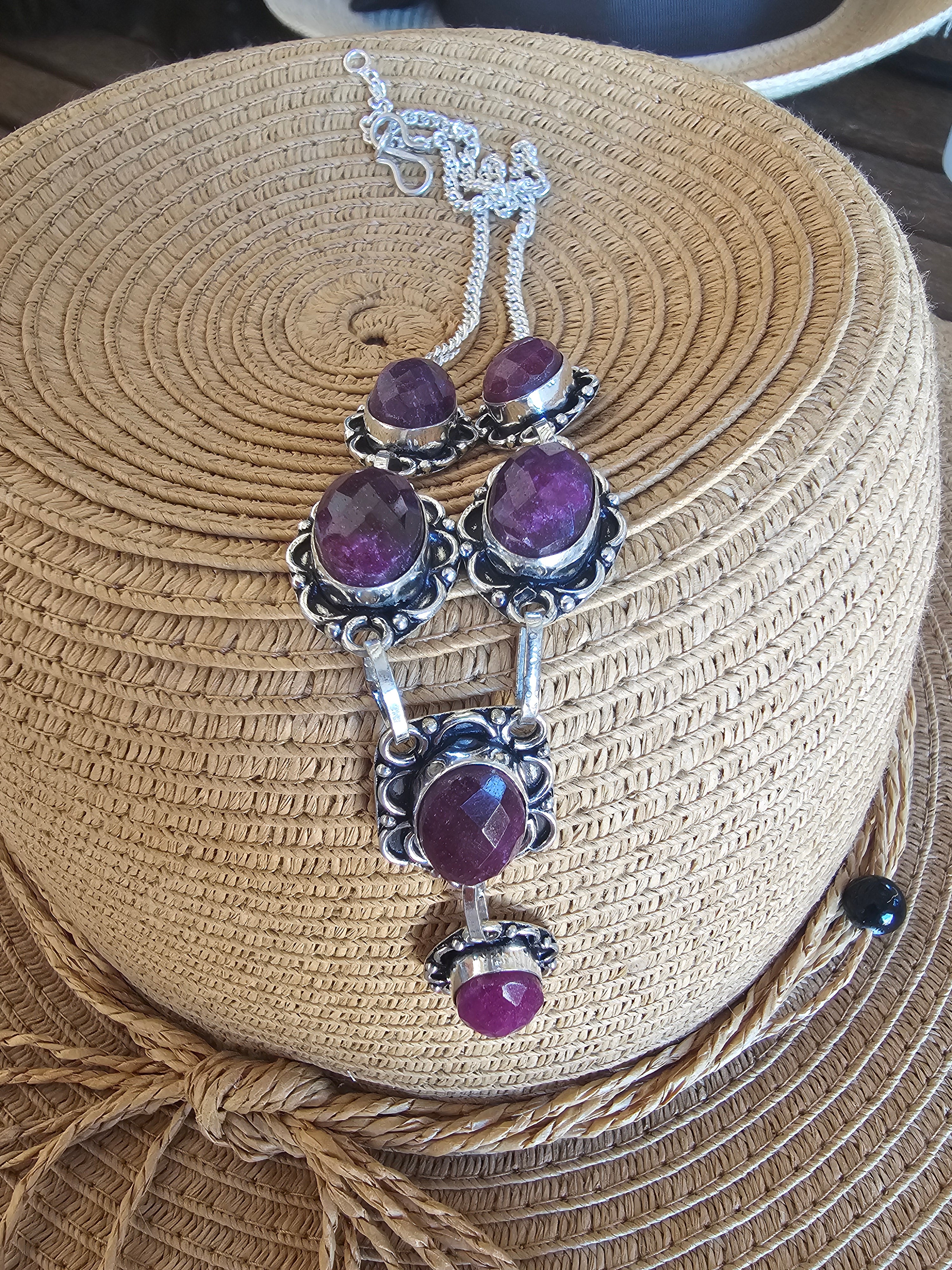 Lindo collar púrpura para cualquier ocasión