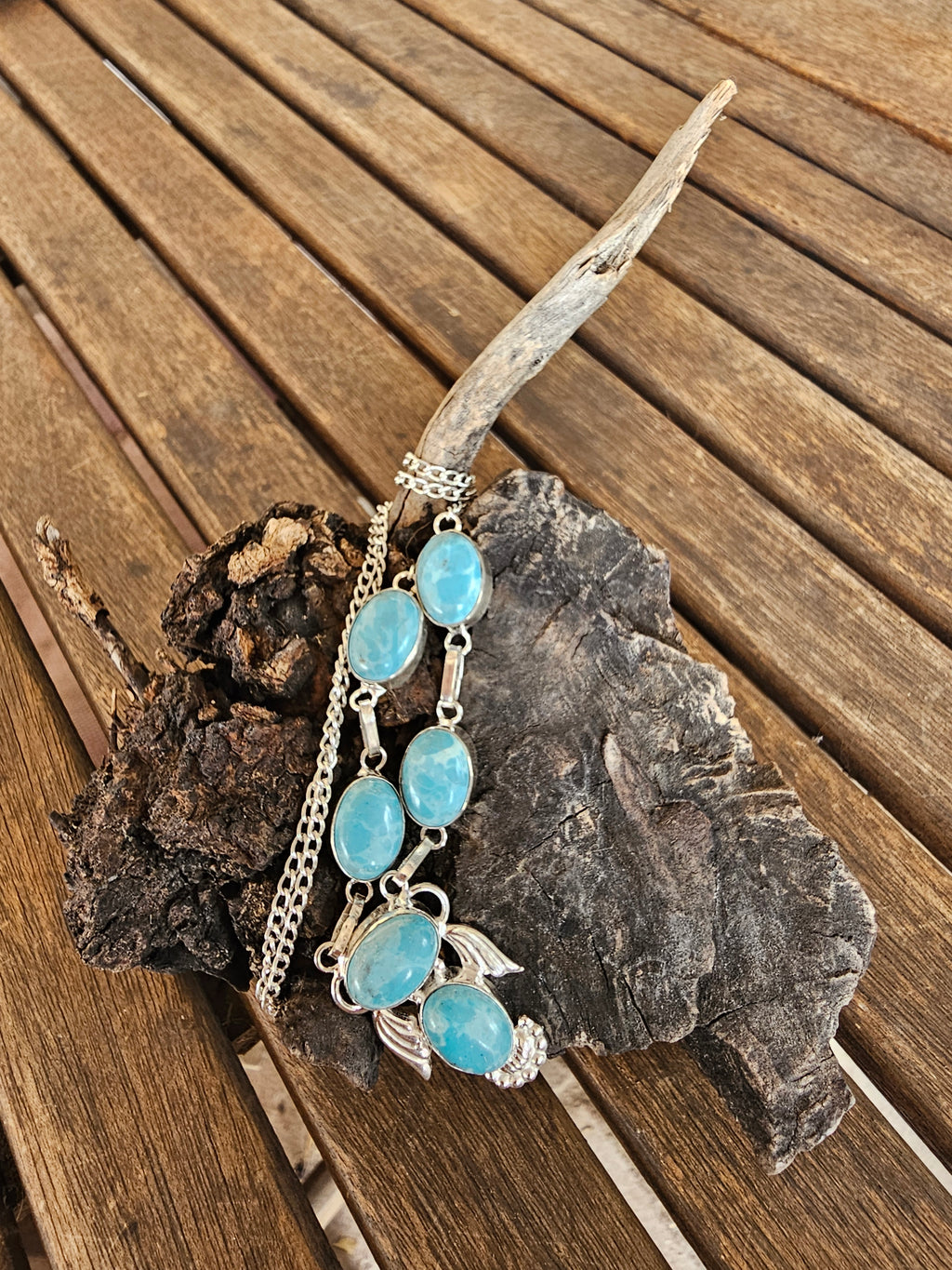 Bonito collar lavalier con alas