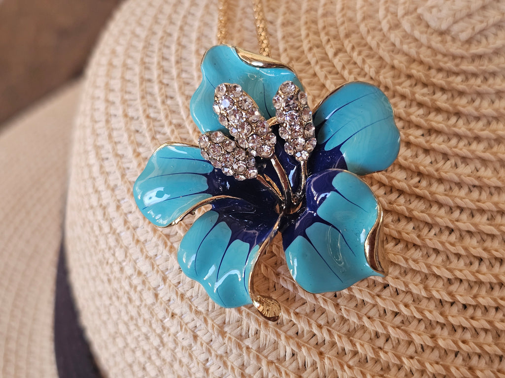 Colgante y brocha de Betsey Johnson