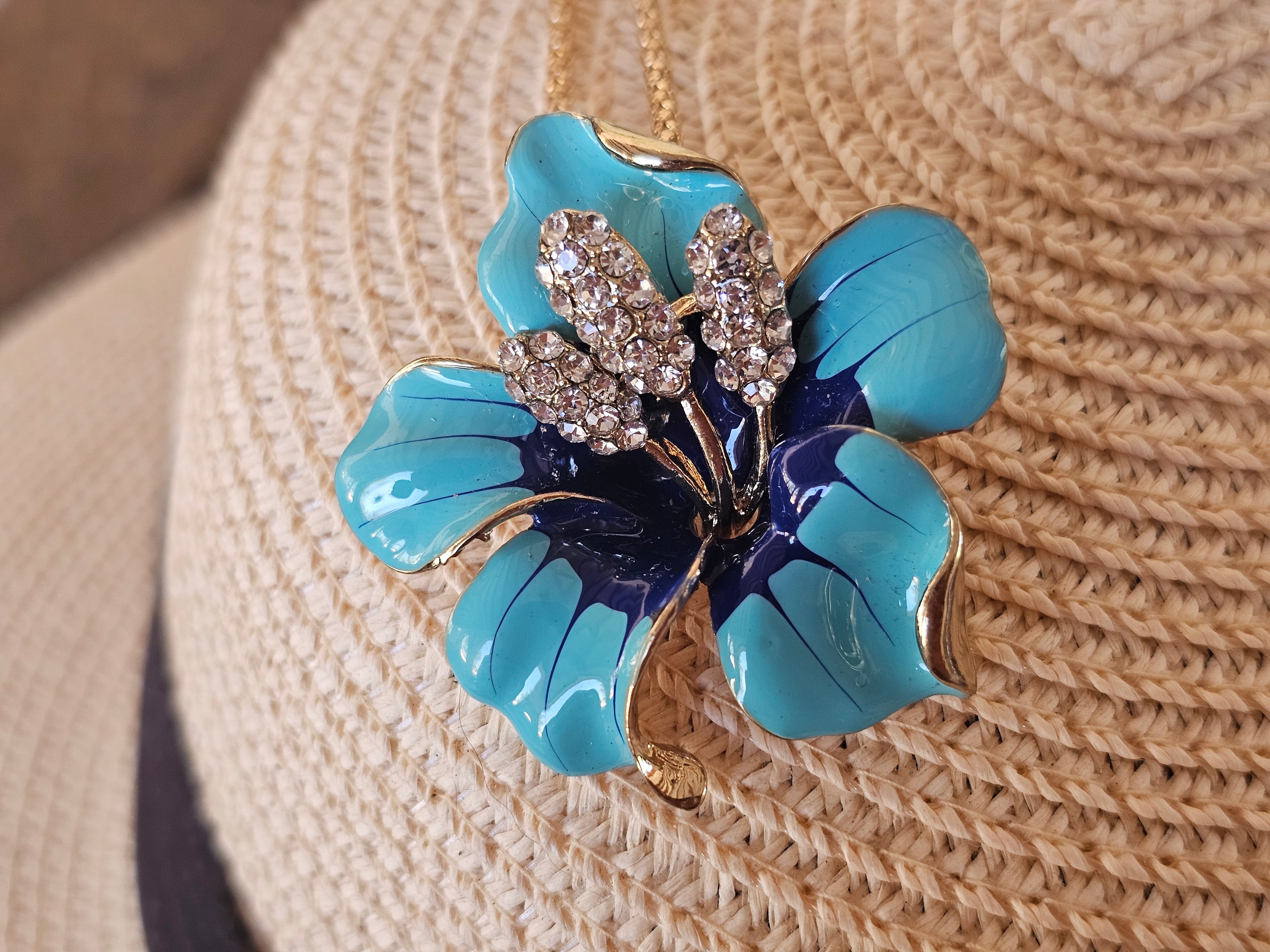 Colgante y brocha de Betsey Johnson