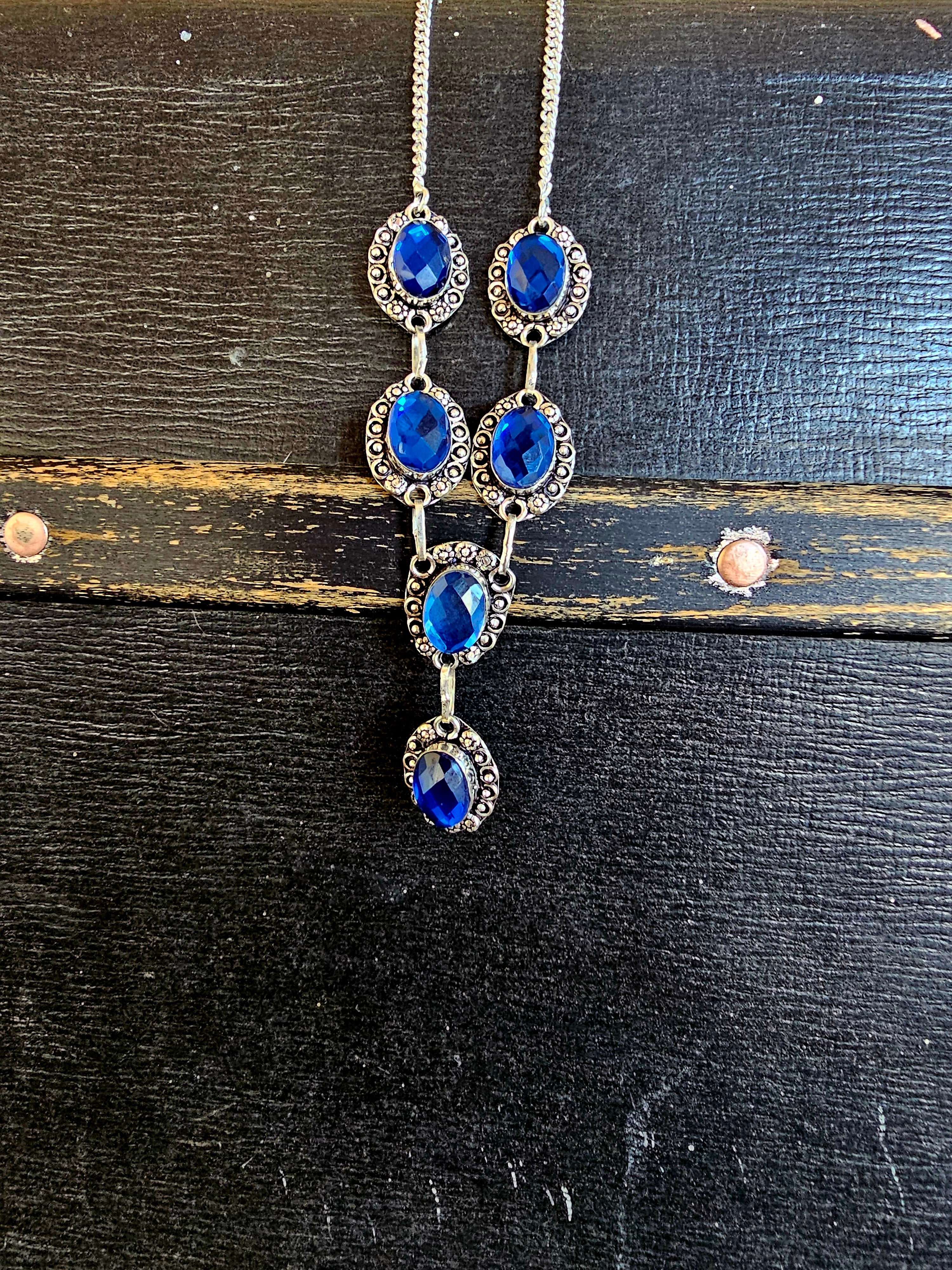 Lindo collar azul para cualquier ocasión