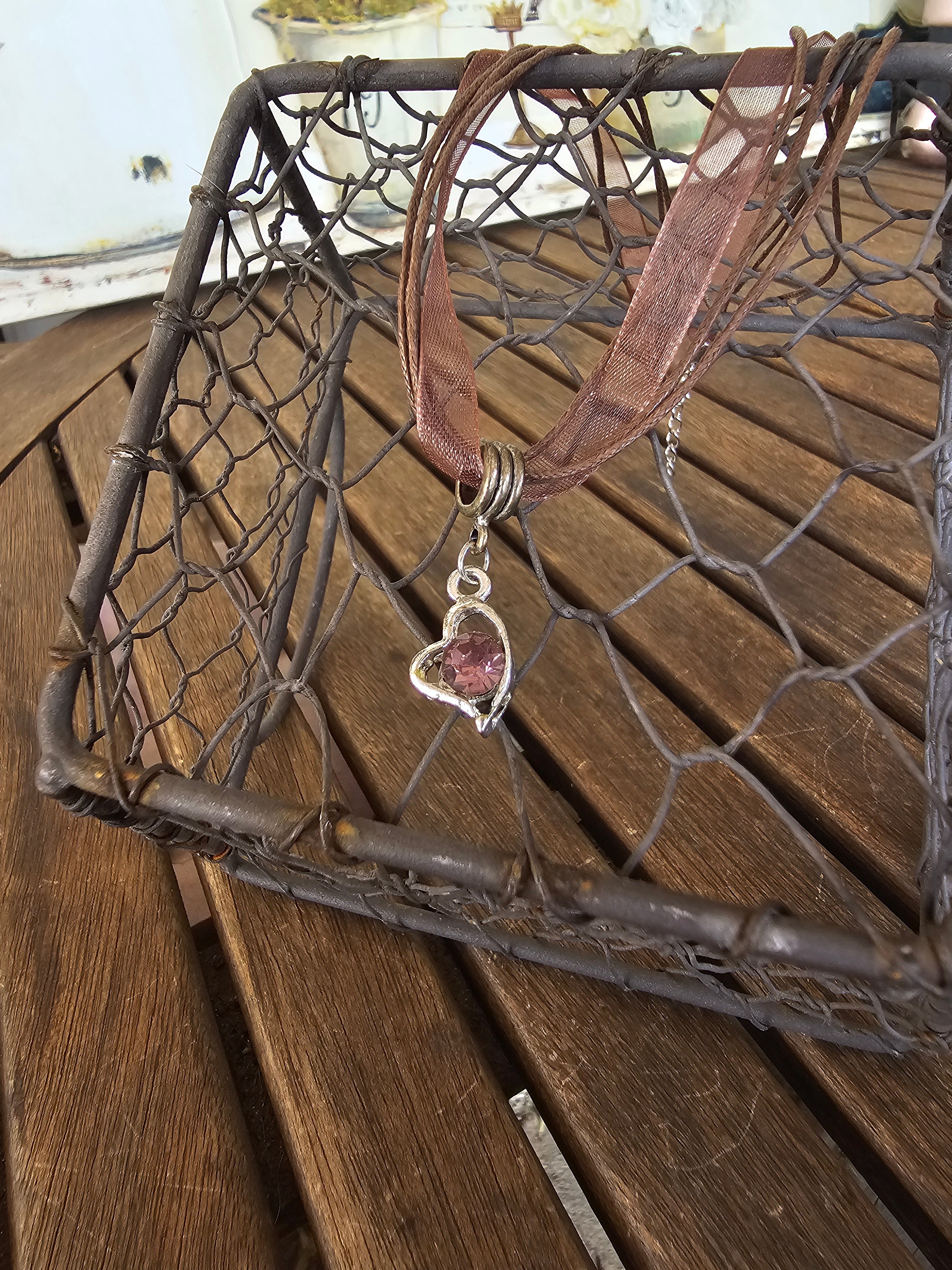 Collar Multihilo con Colgante de Corazón y Cristal Rosa – Estilo Boho Chic