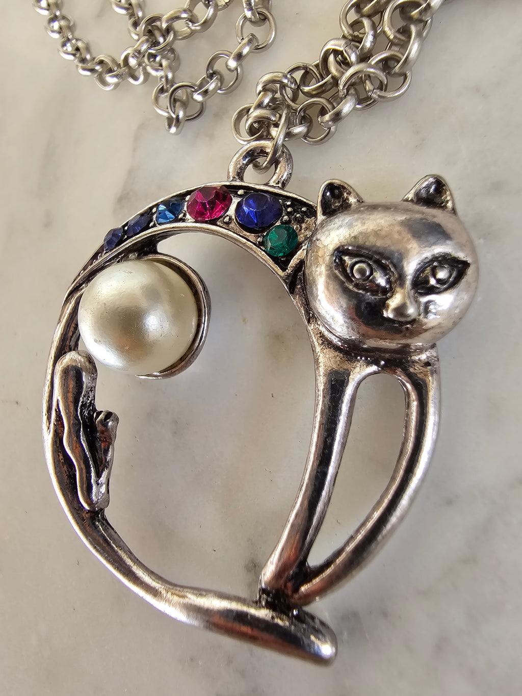 Collar Colgante Gato de la Luna – Perla y Cristales Arcoíris