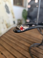 Lindo y femenino anillo con un cristal central