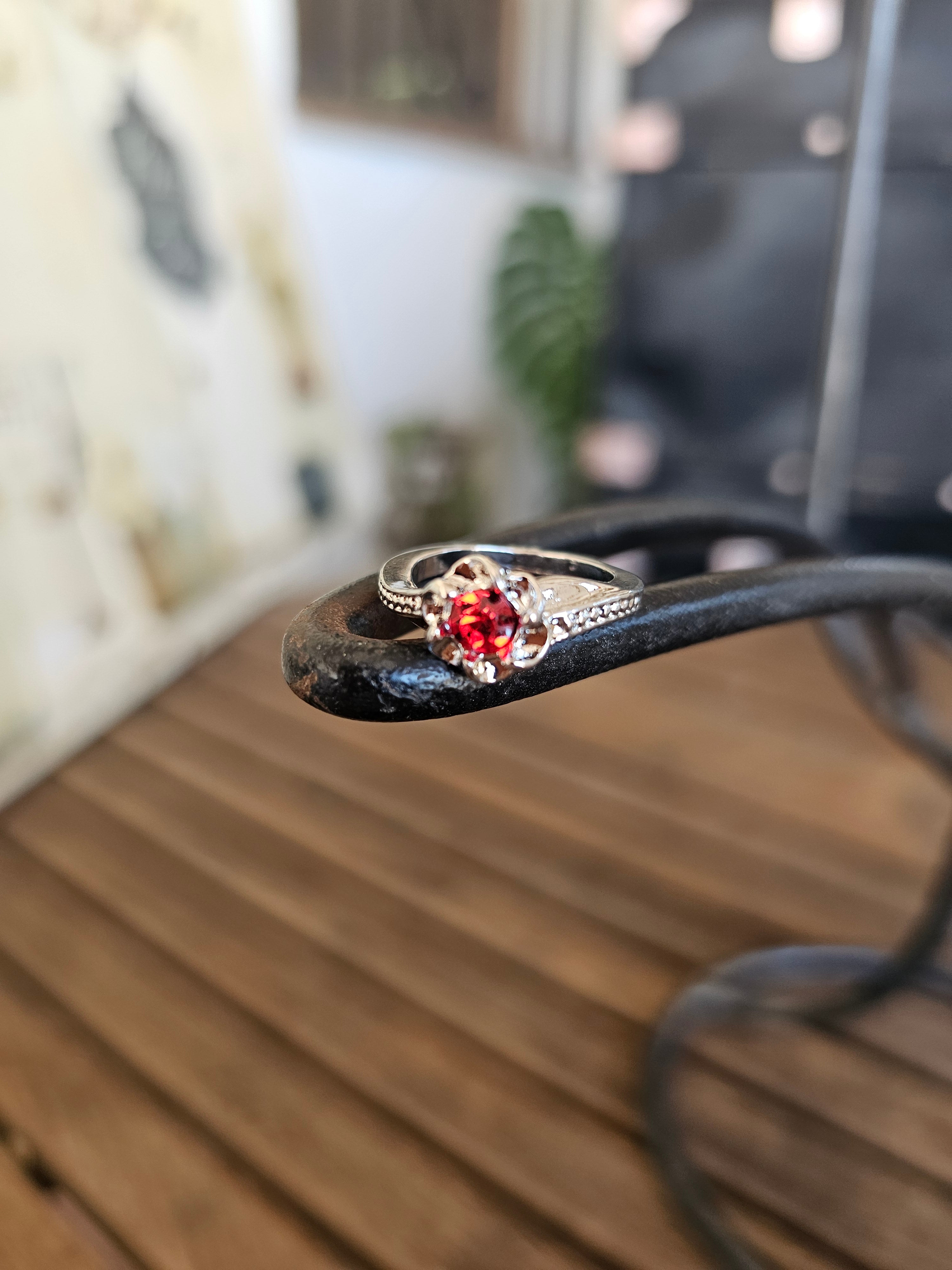 Lindo y femenino anillo con un cristal central