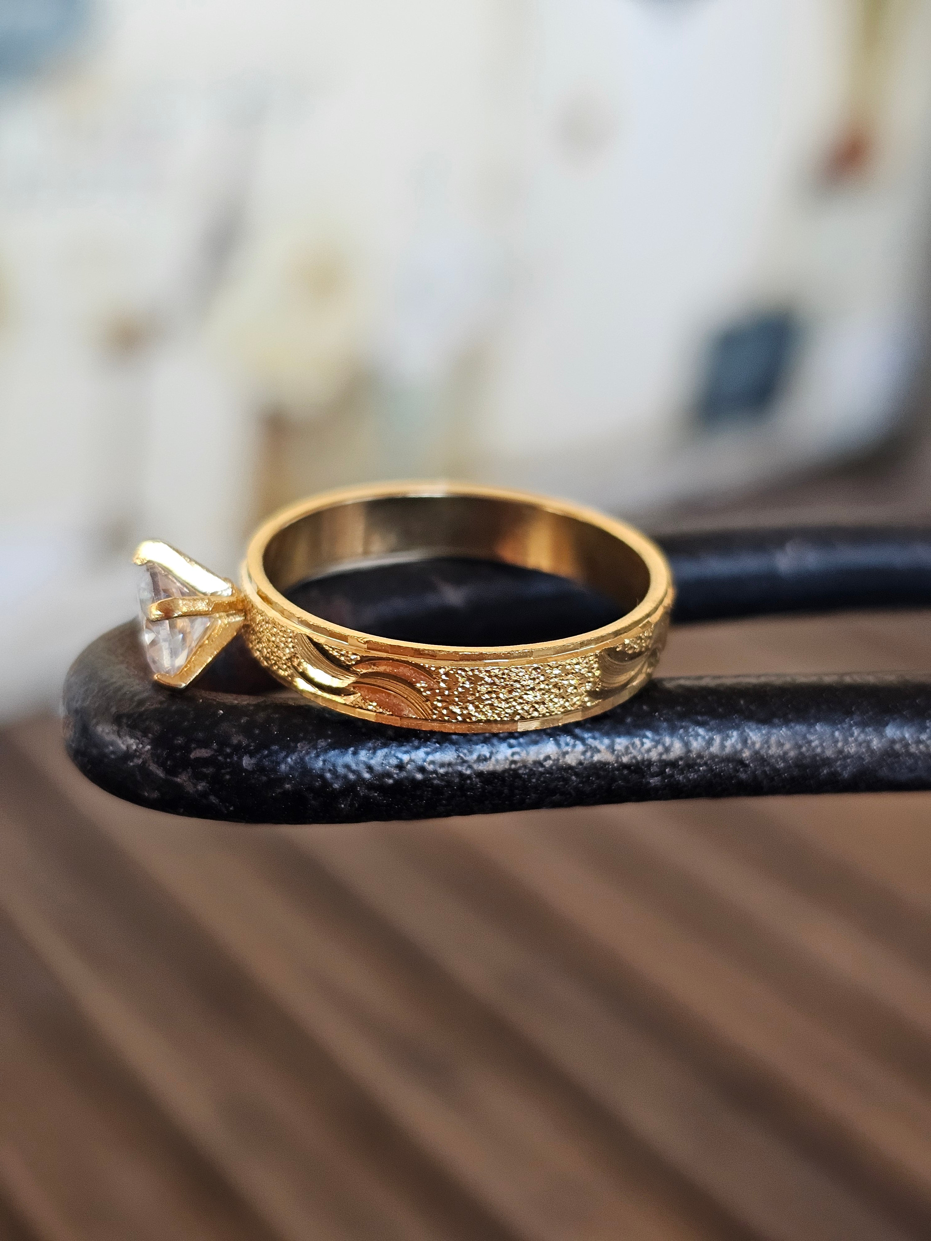 Lindo anillo estilo solitario