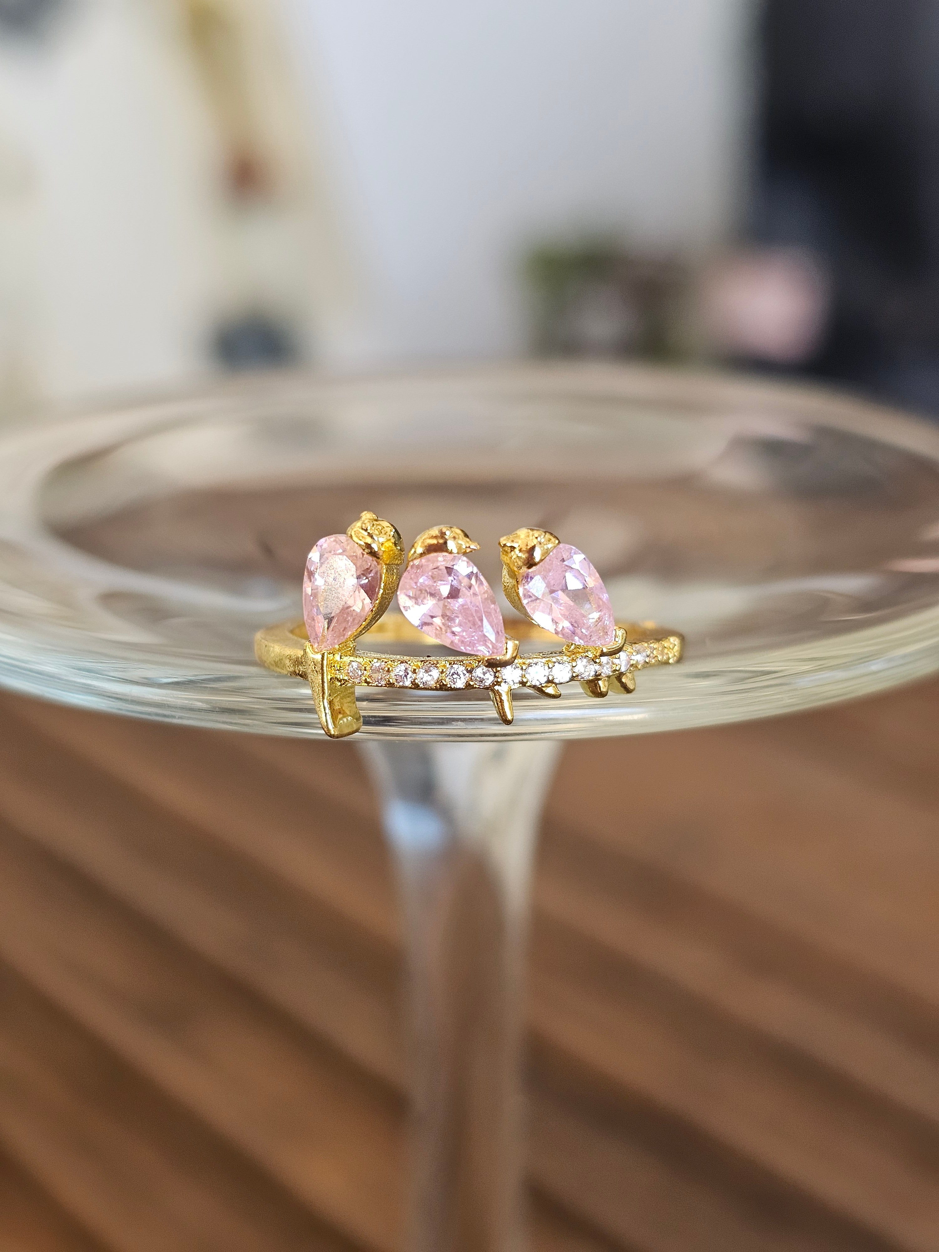 Hermoso anillo con pajaritos en la rama