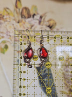 Elegantes pendientes con cristales rojos