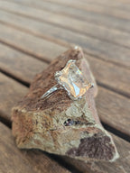 Llamativo anillo con filigranas y piedra cuadrado