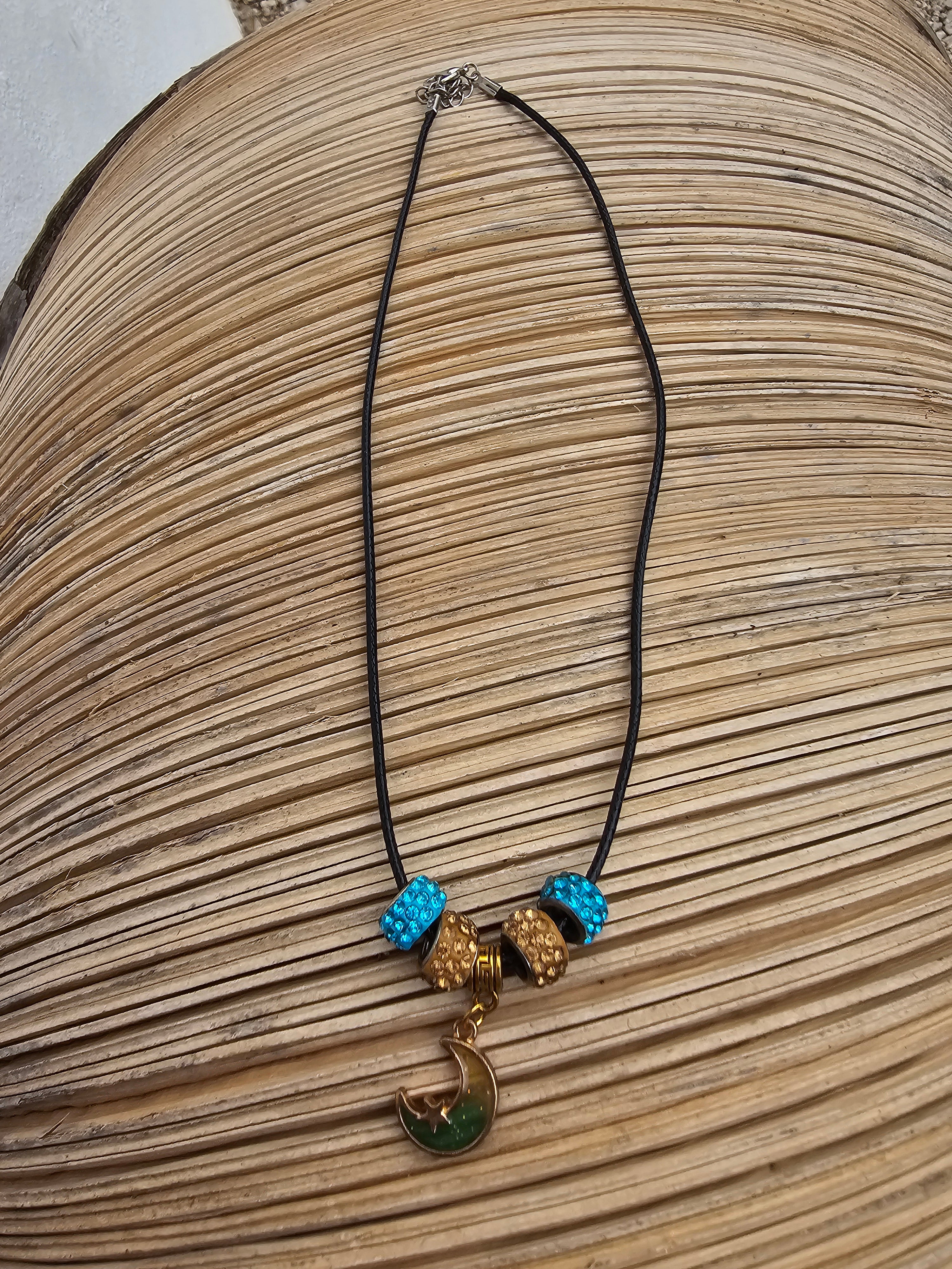 Collar Místico con Colgante de Luna, Estrella y Charms Brillantes