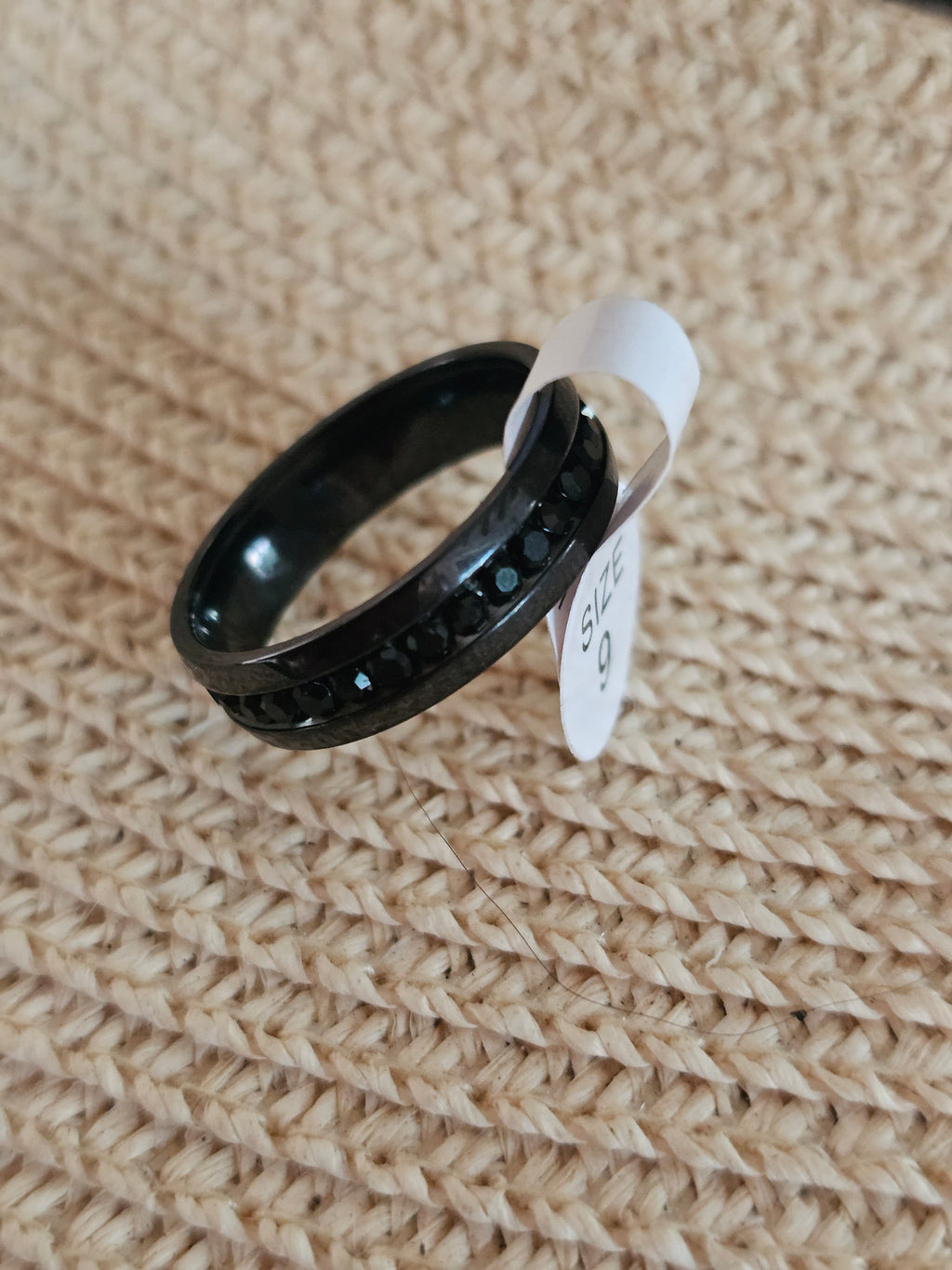 Anillos negros con cristales negros