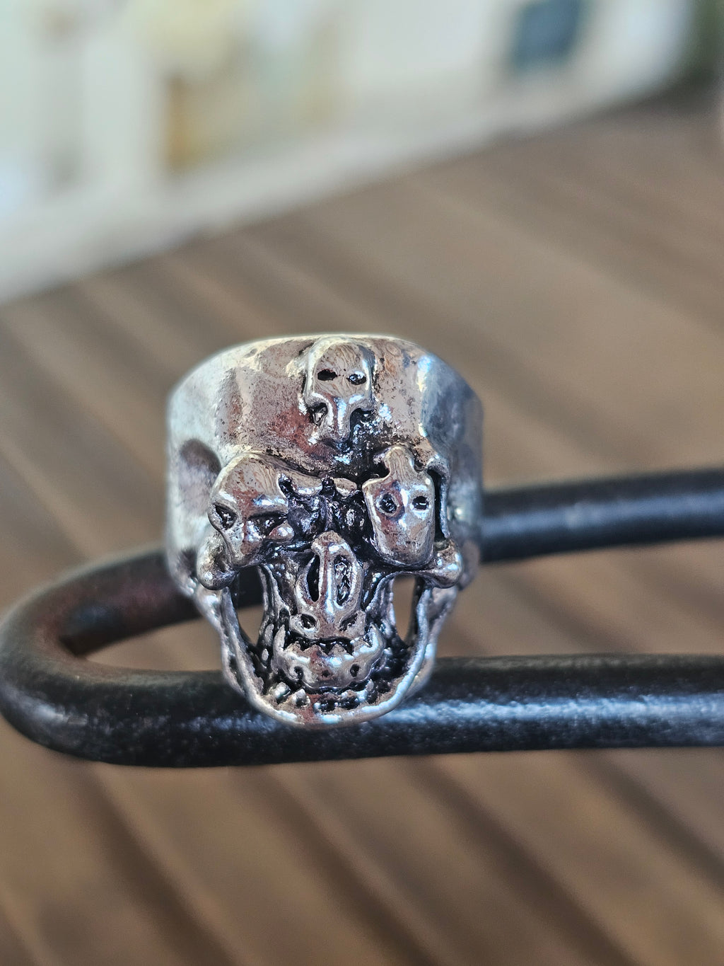 Magnífico anillo con calavera