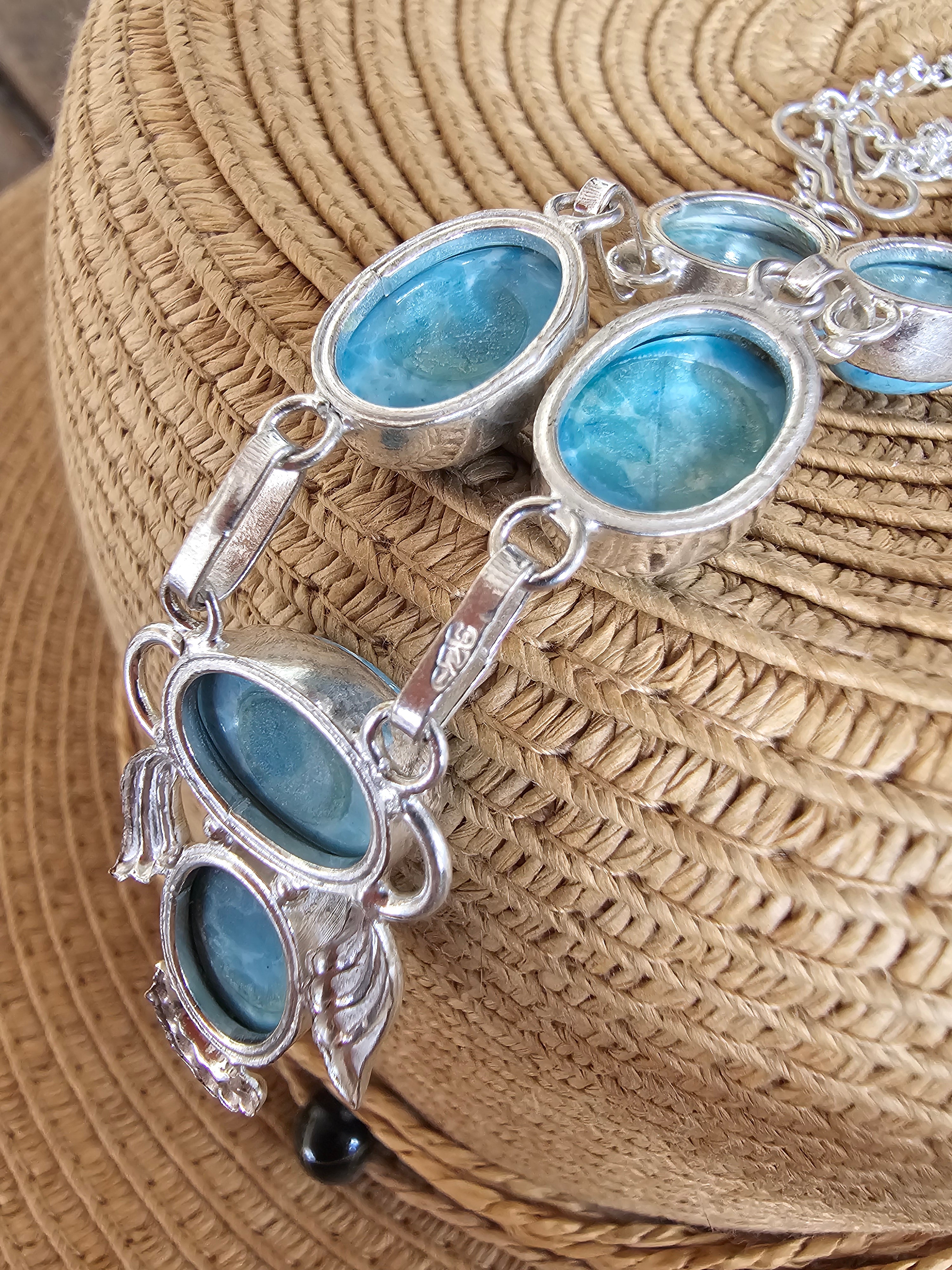Bonito collar lavalier con alas