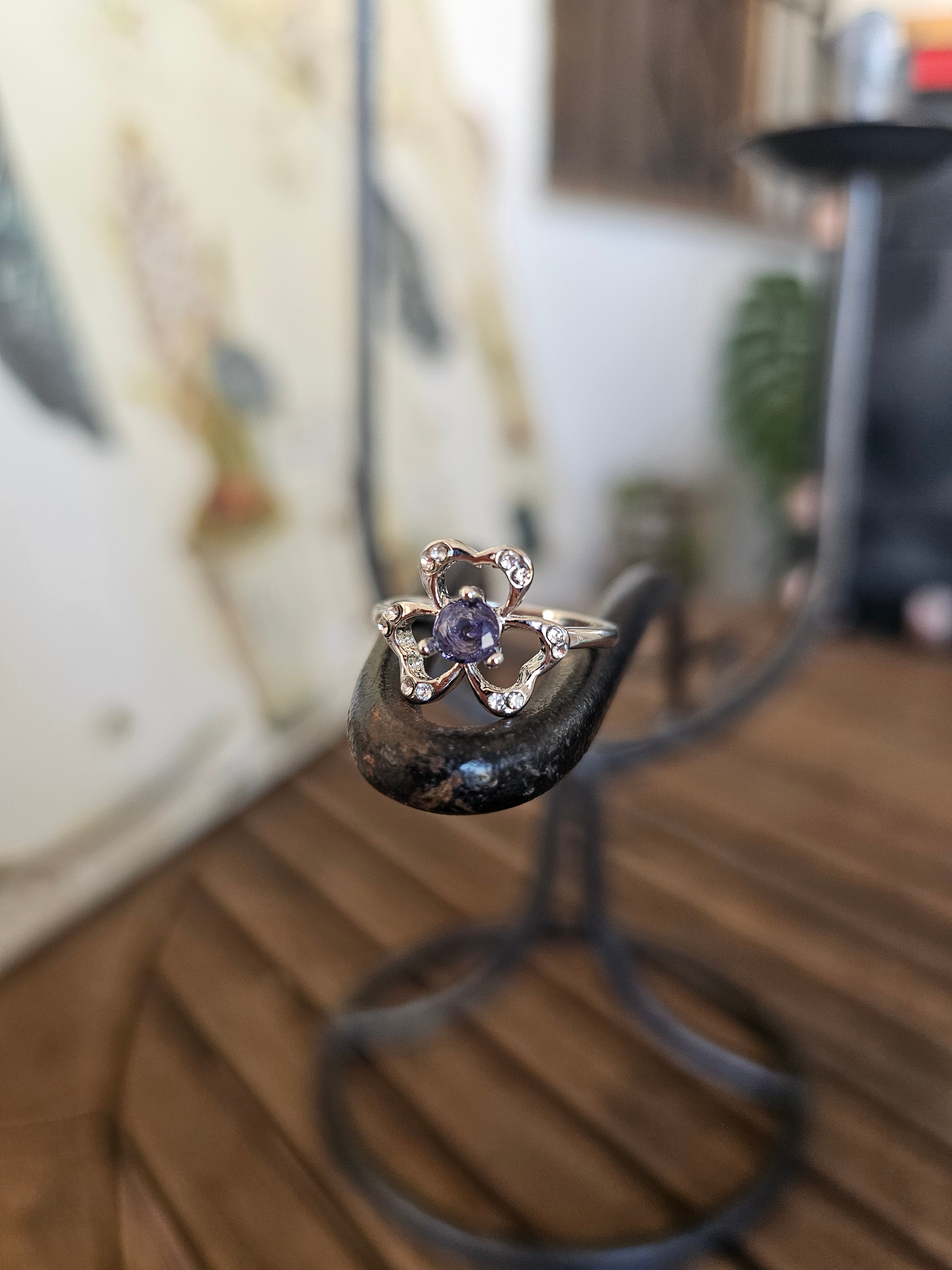 Lindo anillo con forma floral