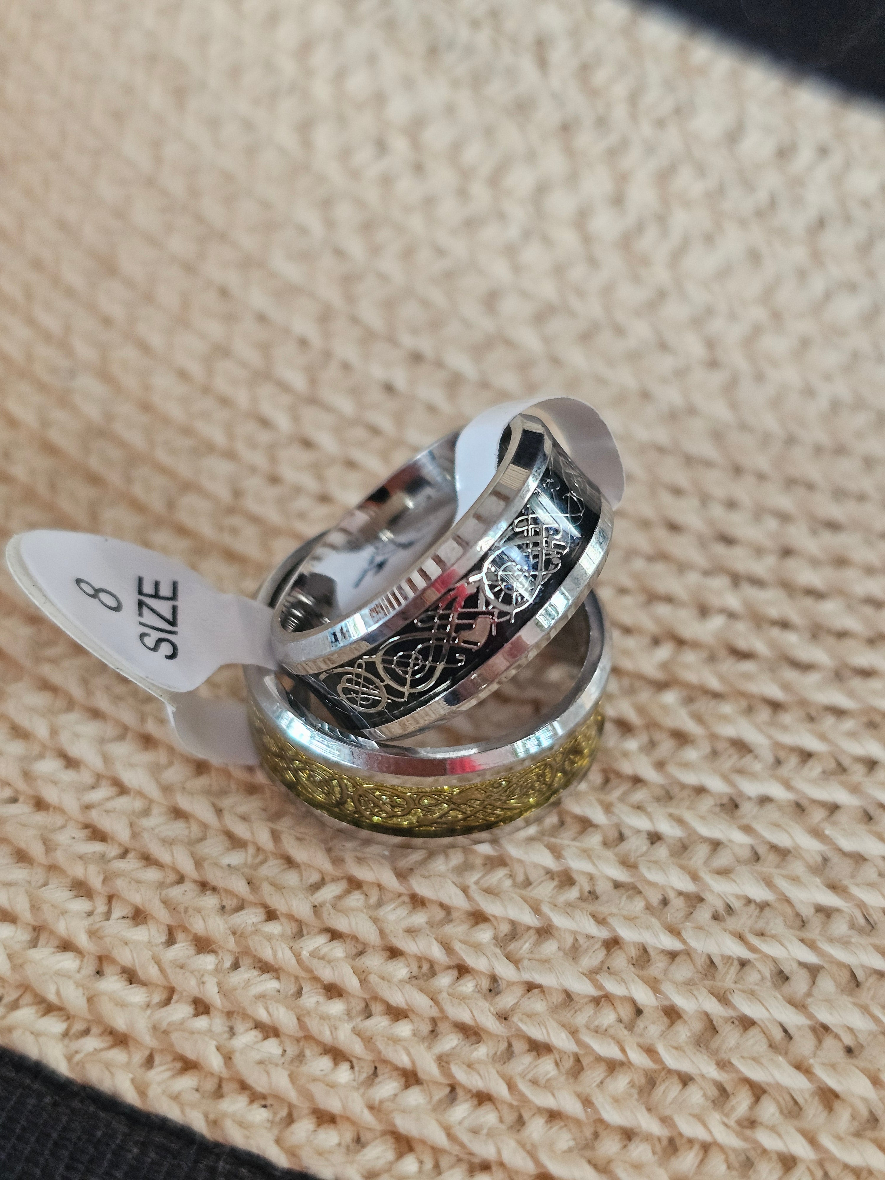 Anillo con patrón celta
