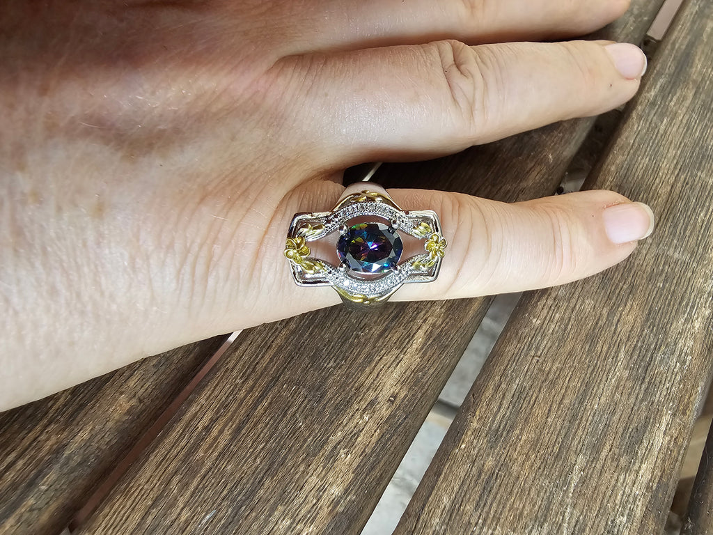 Llamativo anillo con filigranas y piedra