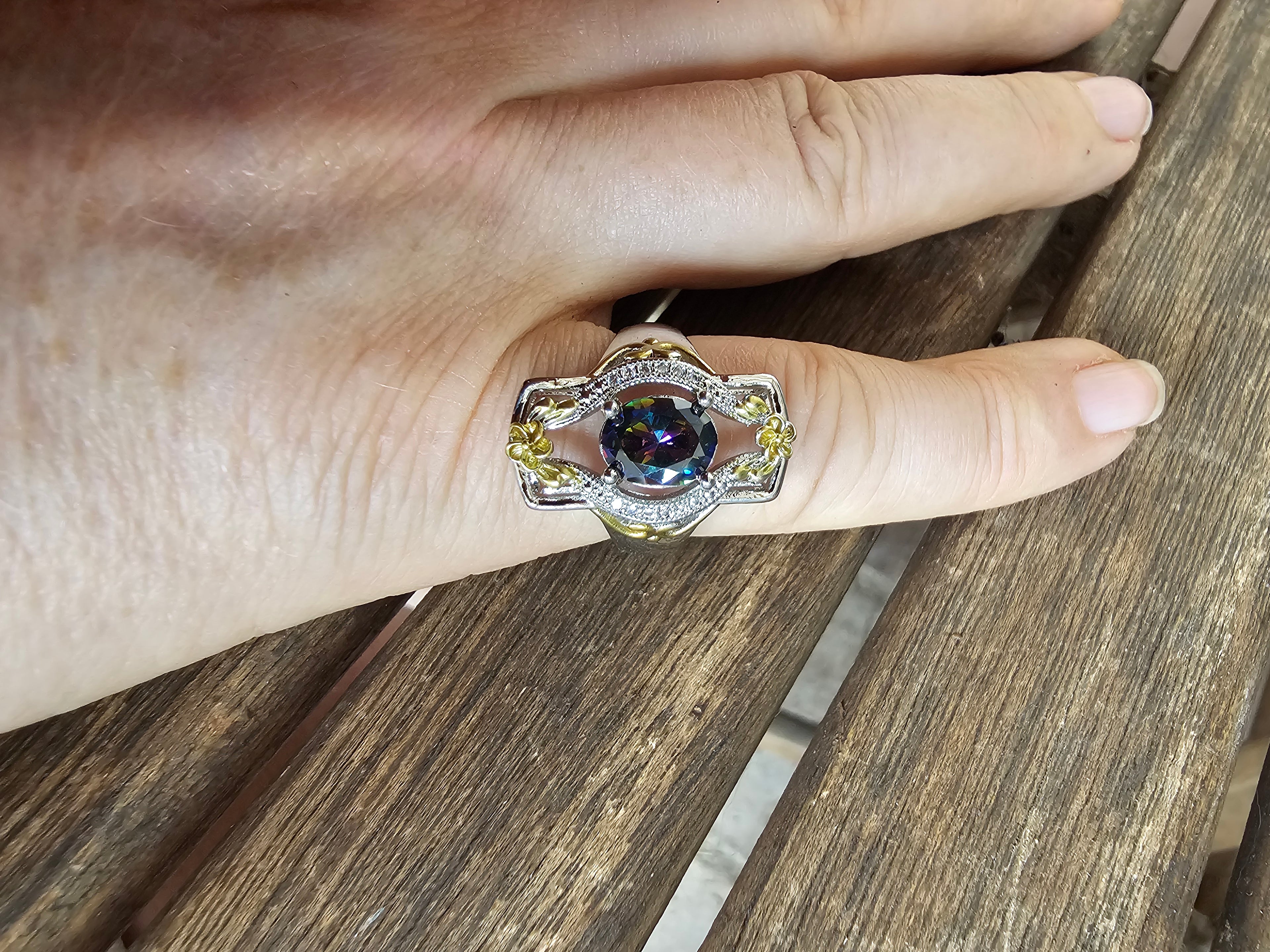 Llamativo anillo con filigranas y piedra