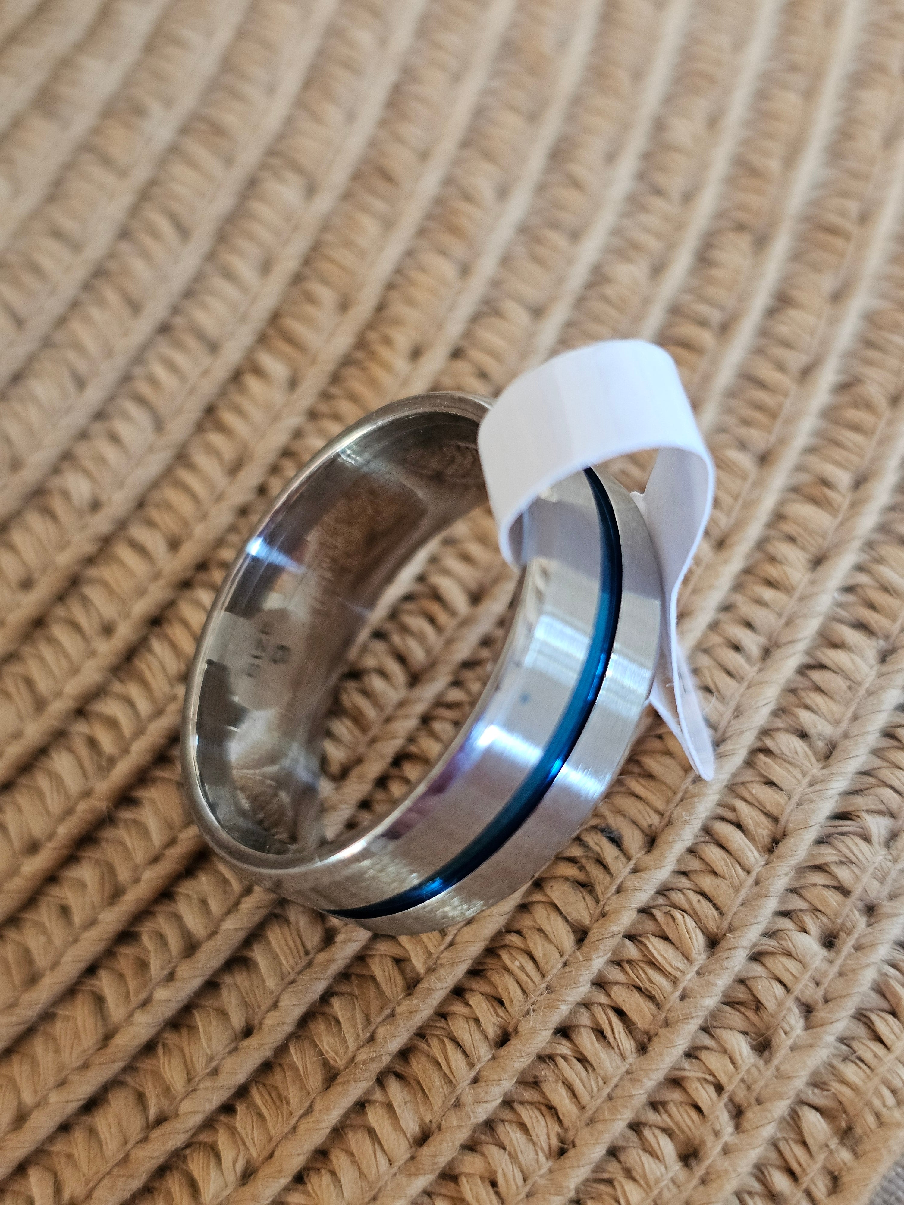 Anillo con un rayo azul