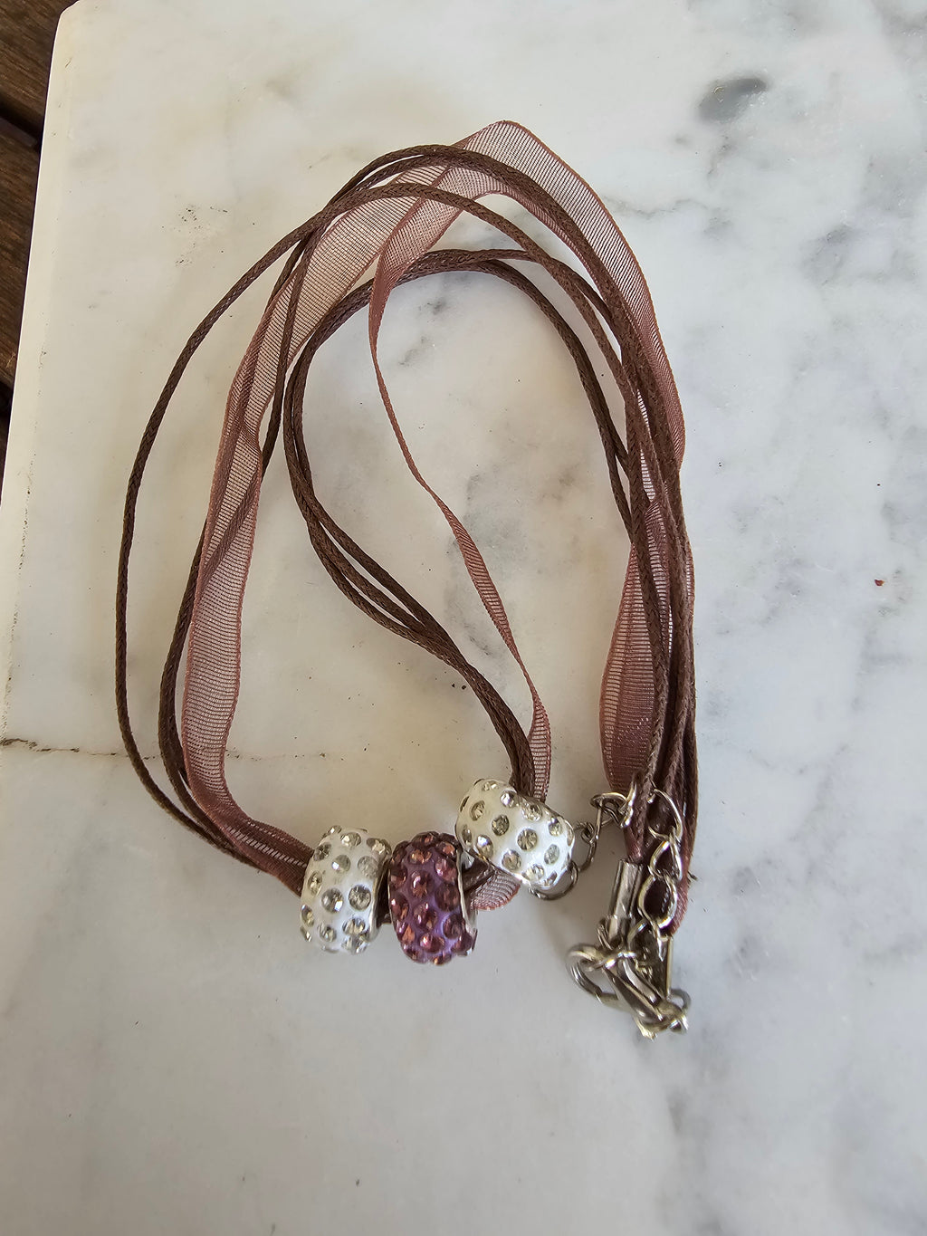 Collar Multihilo con Cuentas Pavé – Tonos Marrón, Blanco y Malva