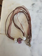 Collar Multihilo con Cuentas Pavé – Tonos Marrón, Blanco y Malva