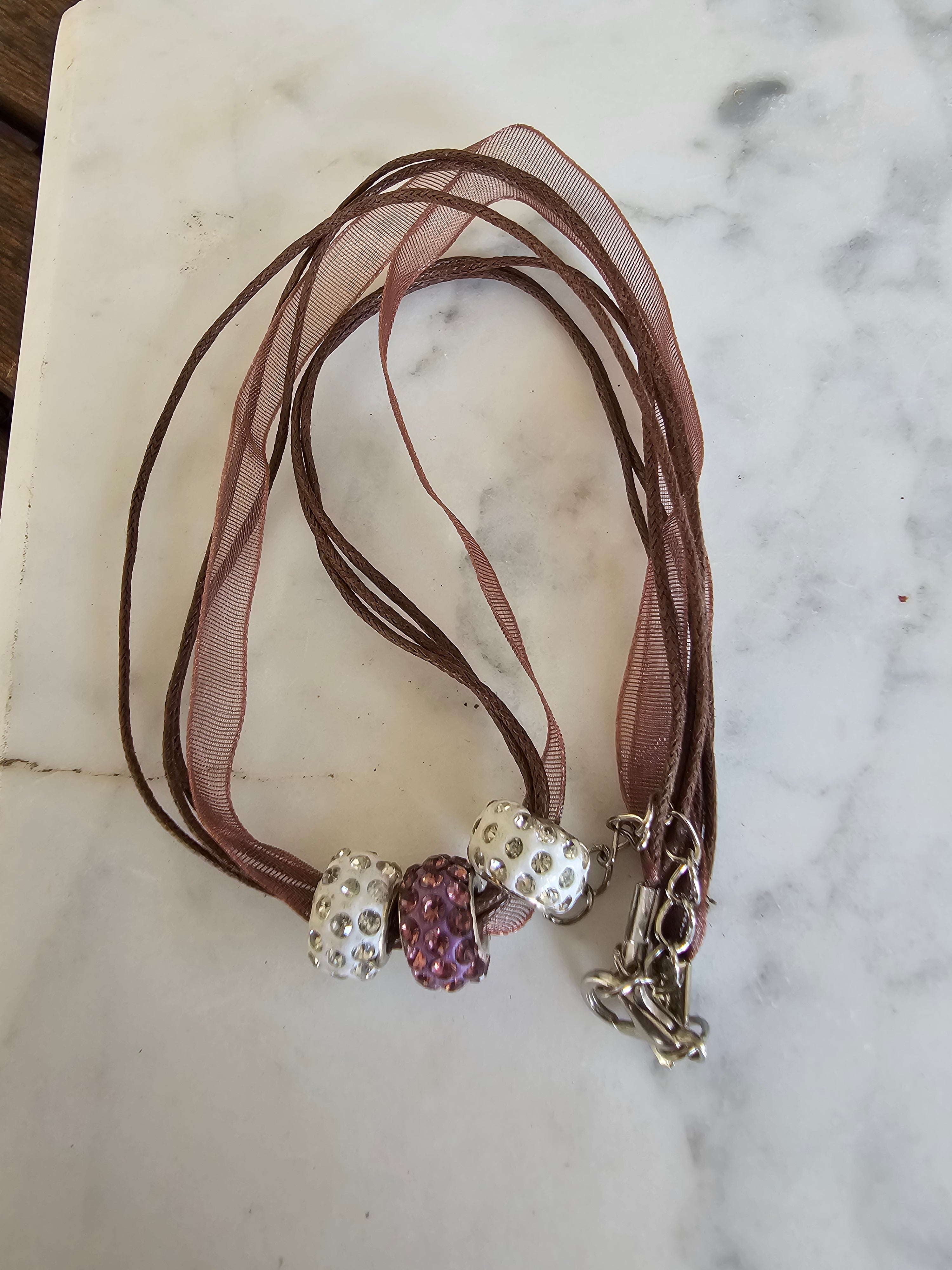 Collar Multihilo con Cuentas Pavé – Tonos Marrón, Blanco y Malva