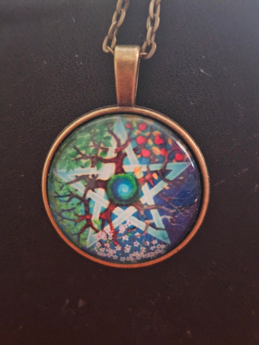 Collar con colgante,  dibujo de pentáculo con rama de árbol