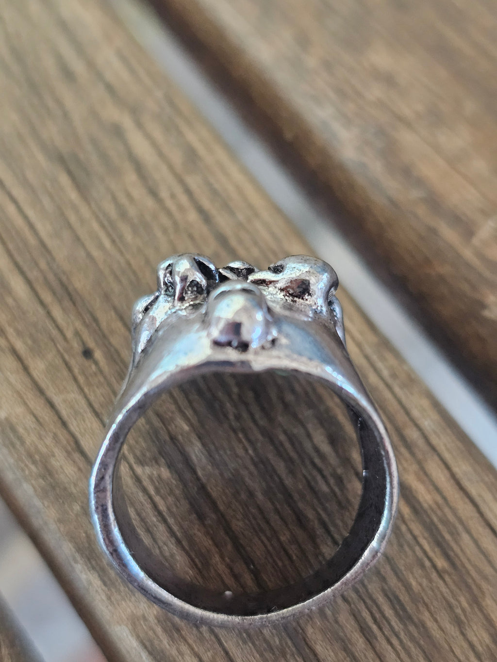 Magnífico anillo con calavera