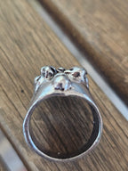 Magnífico anillo con calavera