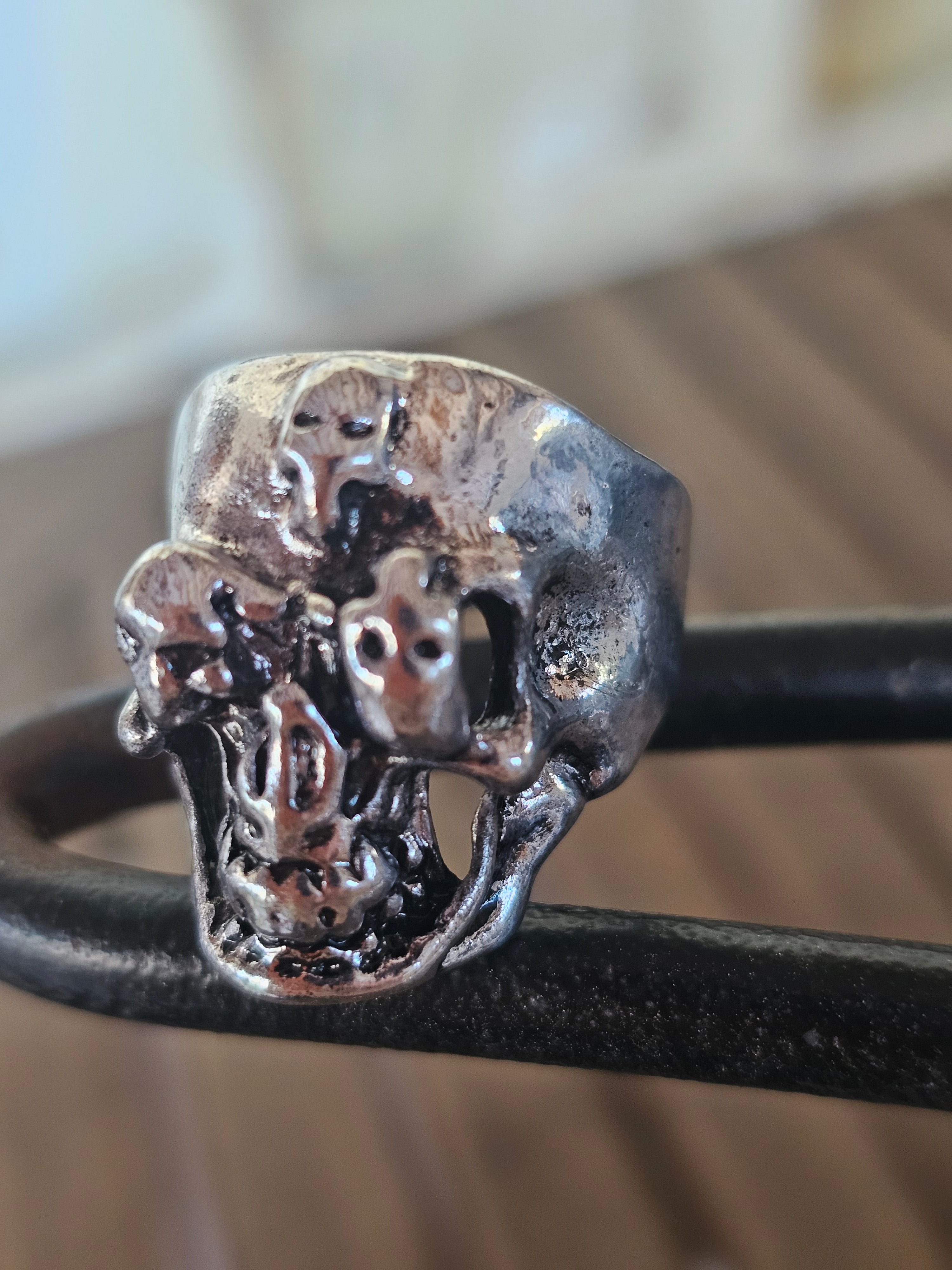 Magnífico anillo con calavera