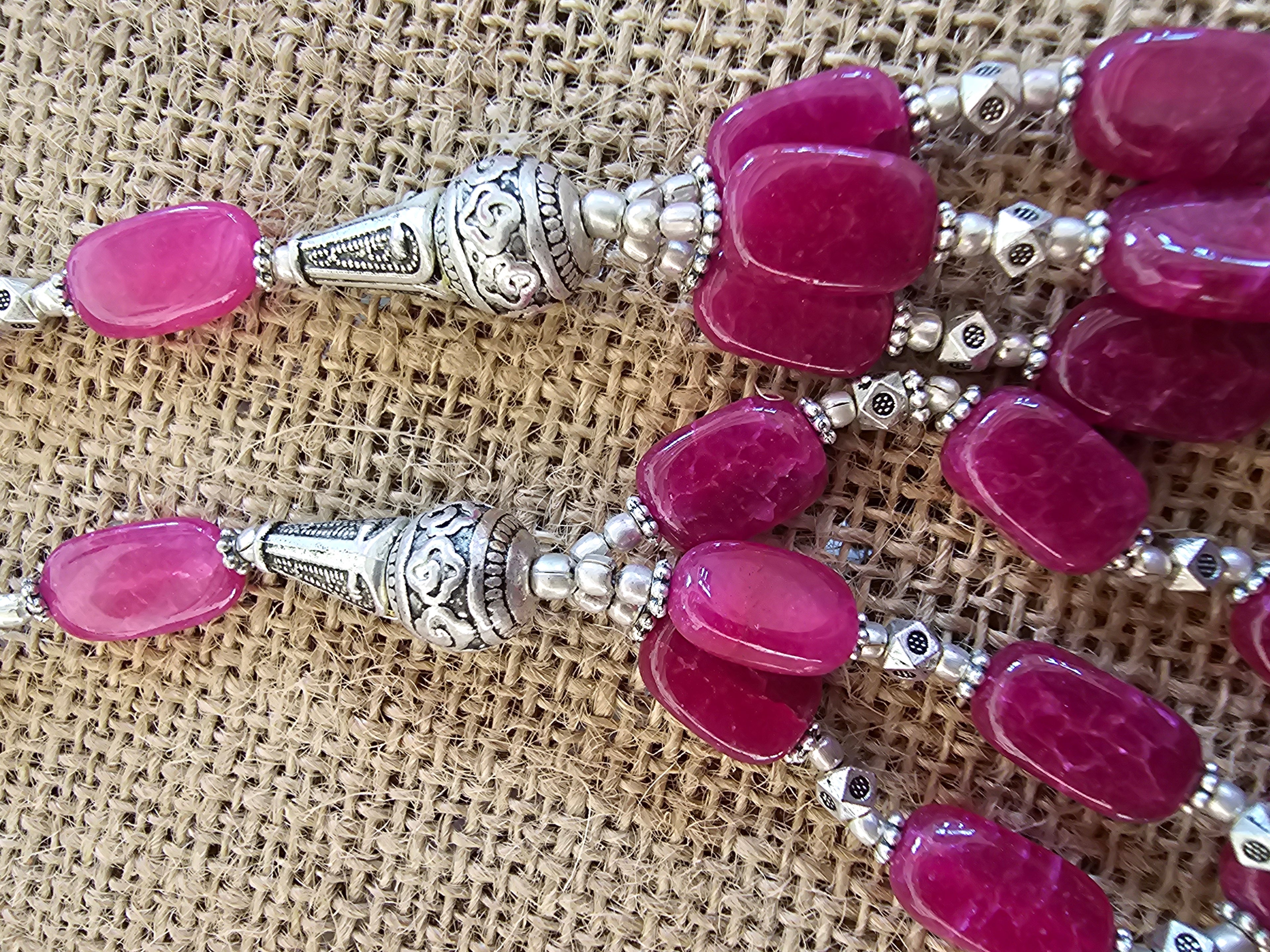 Collar púrpura con detalles interesantes