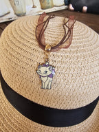 Collar Multihilo con Colgante de Gatita Marie Esmaltada – Tonos Marrón y Púrpura