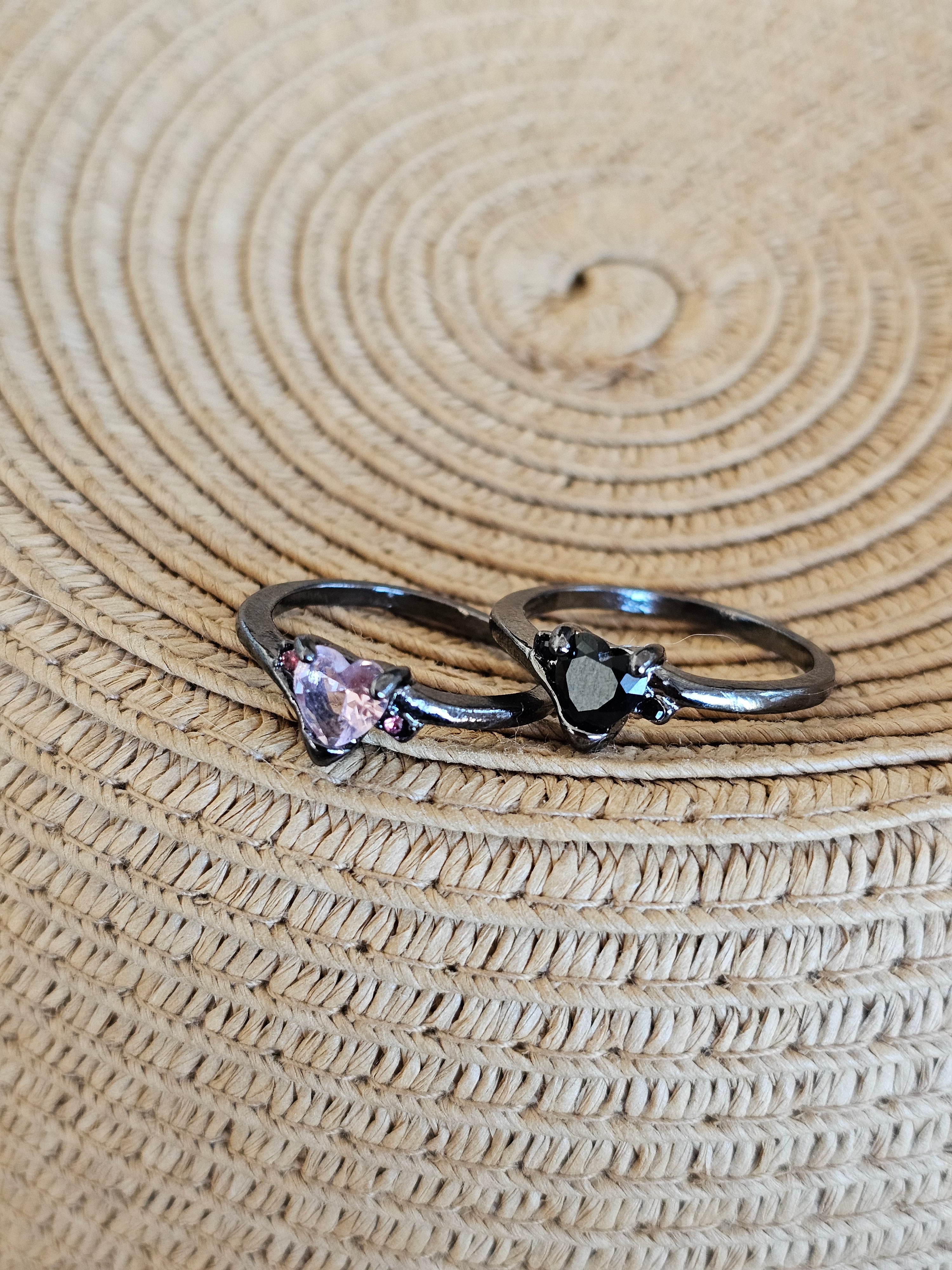 Llamativos anillos negros en forma de corazón
