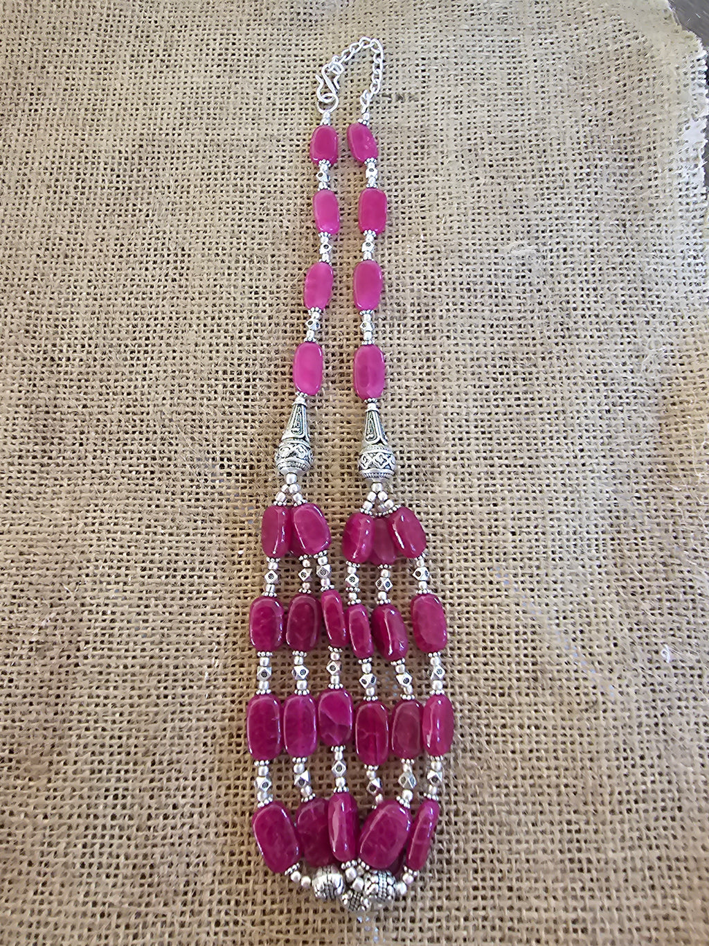 Collar púrpura con detalles interesantes