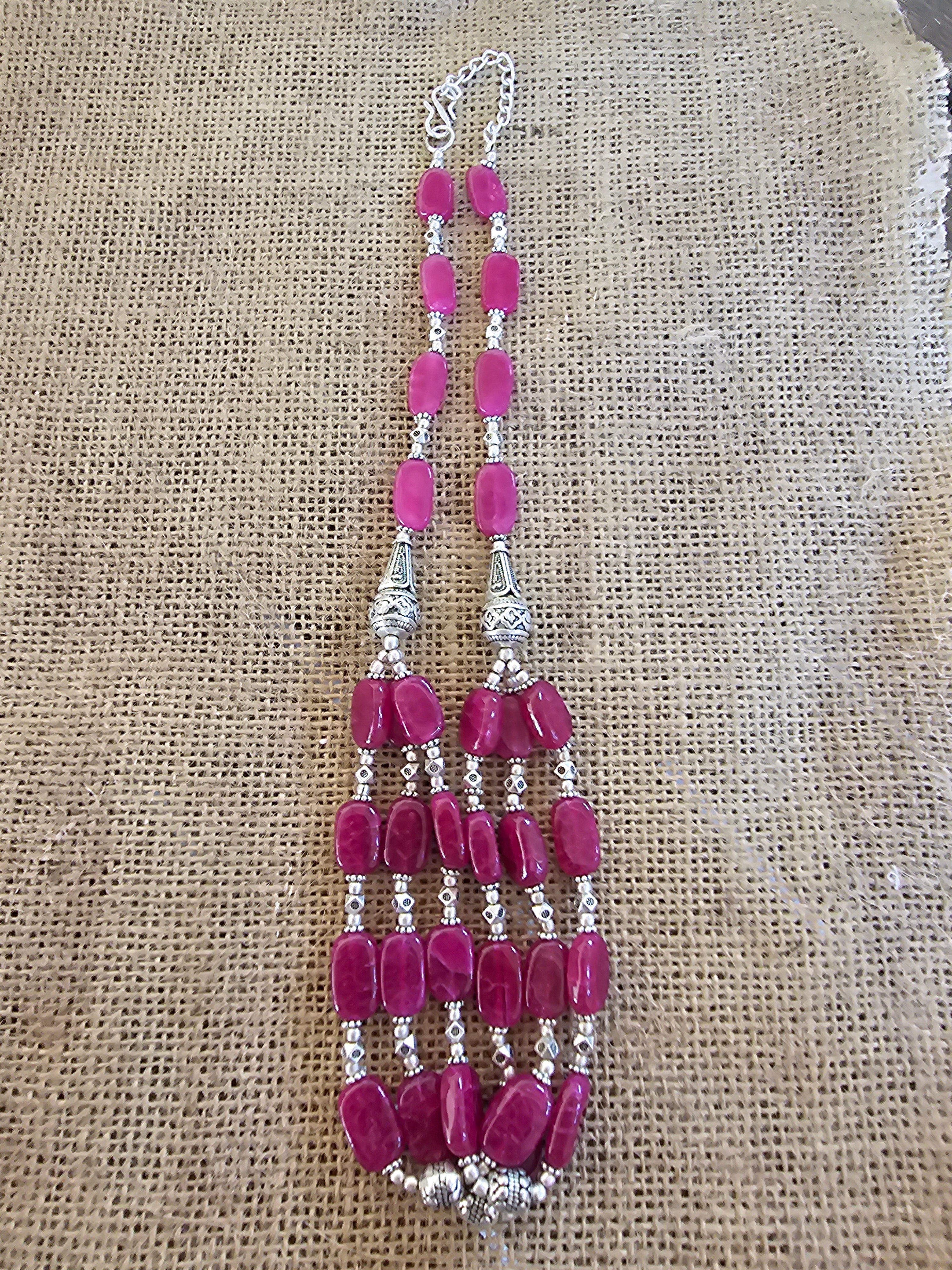 Collar púrpura con detalles interesantes