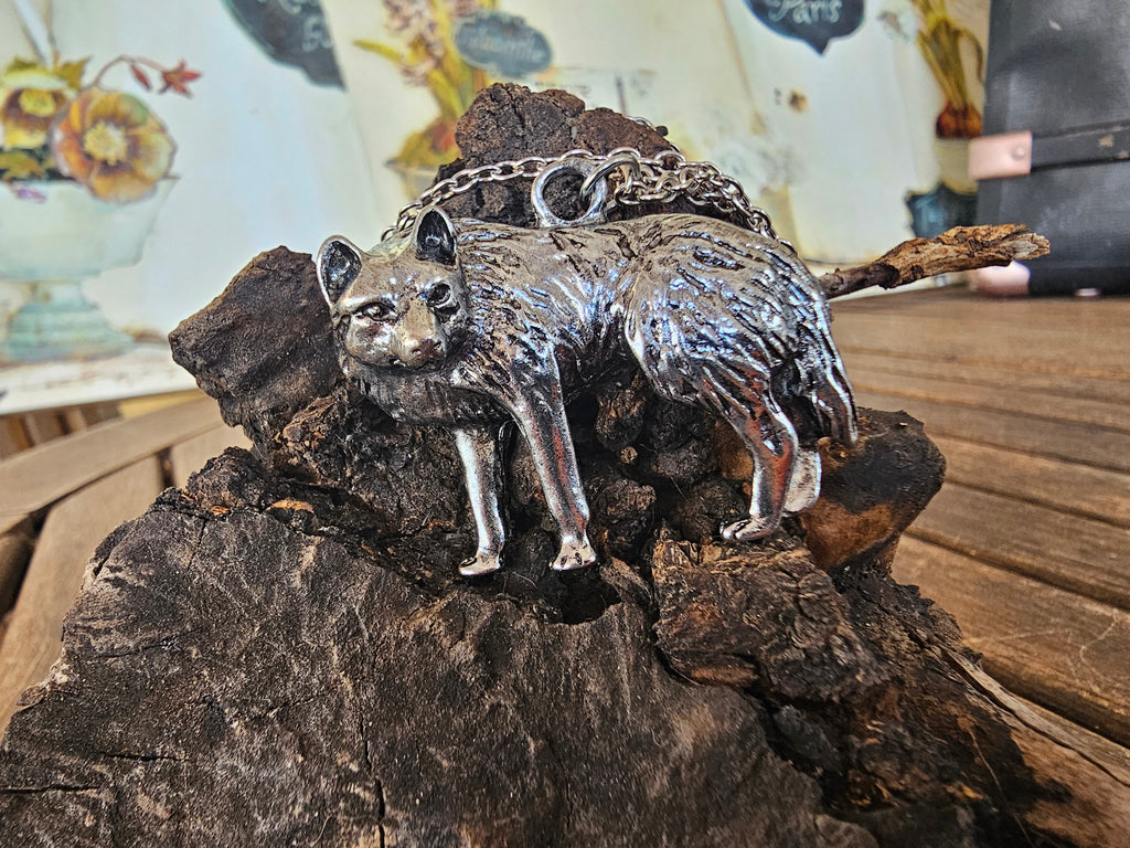 Collar Colgante Lobo Salvaje – Plata Envejecida y Relieve 3D