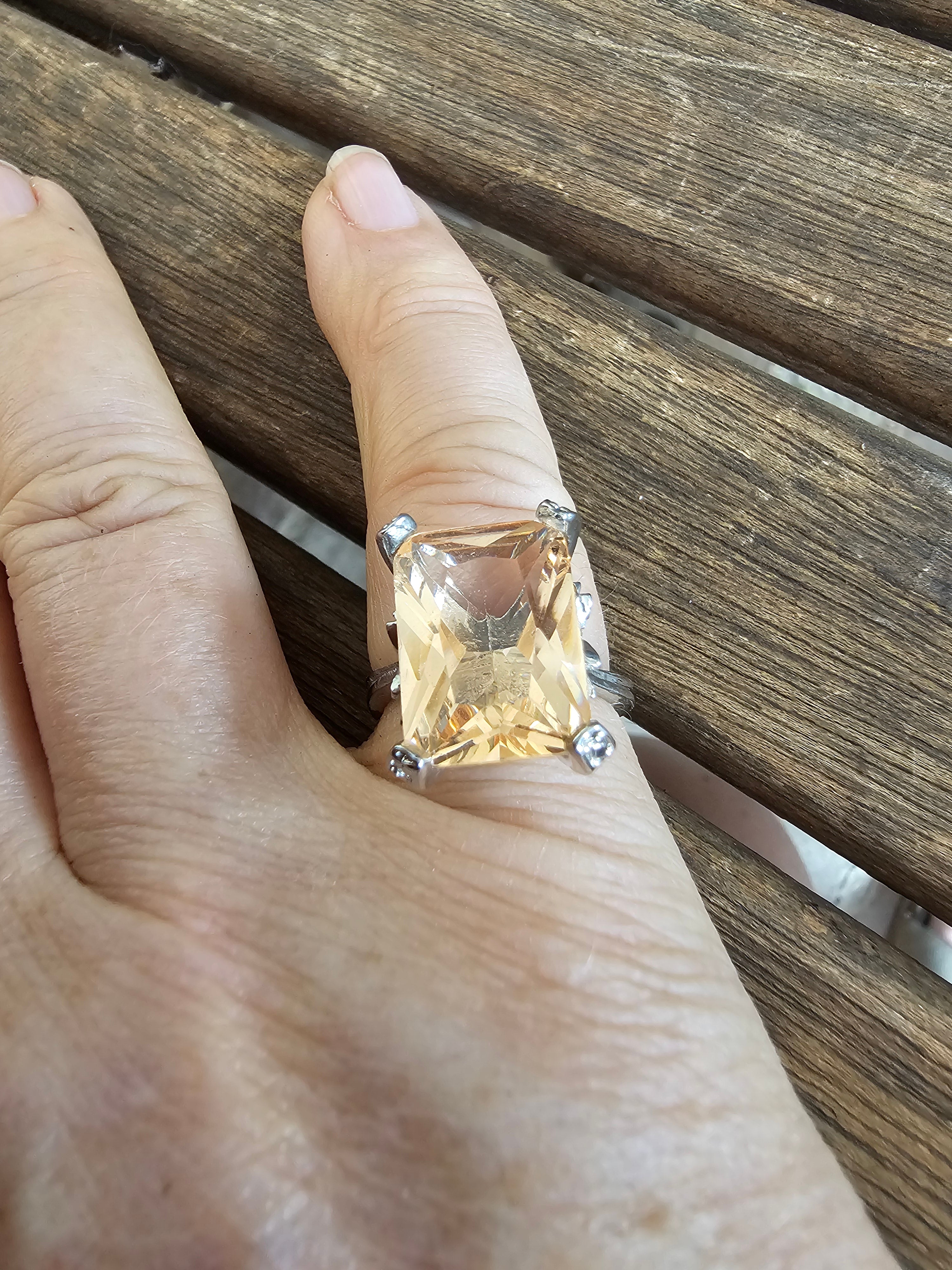 Llamativo anillo con filigranas y piedra cuadrado