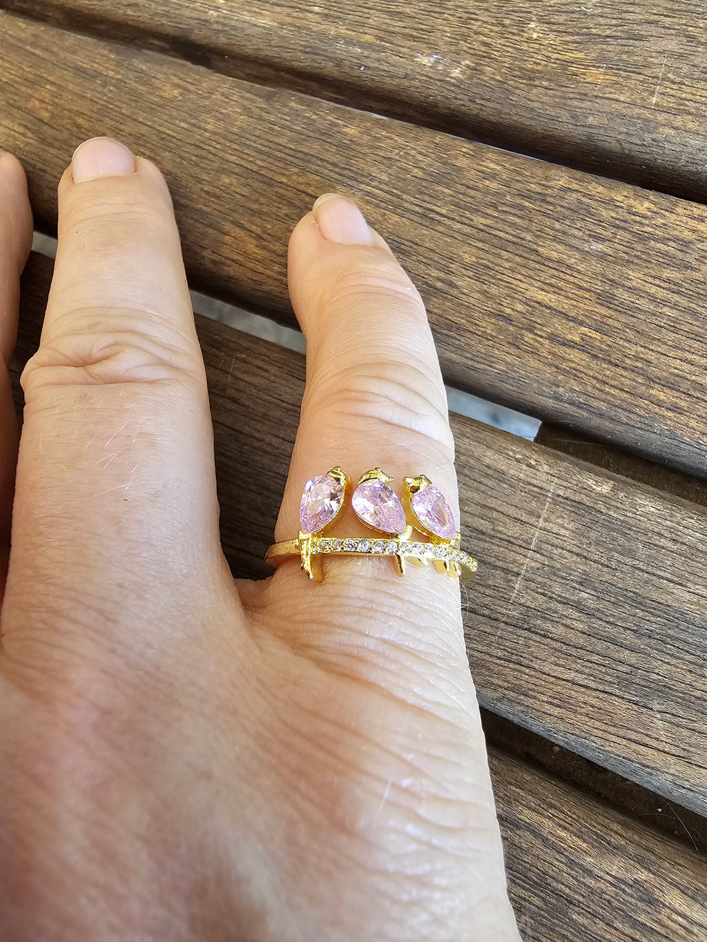 Hermoso anillo con pajaritos en la rama