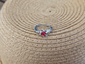 Lindo y femenino anillo con un cristal central