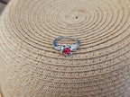Lindo y femenino anillo con un cristal central