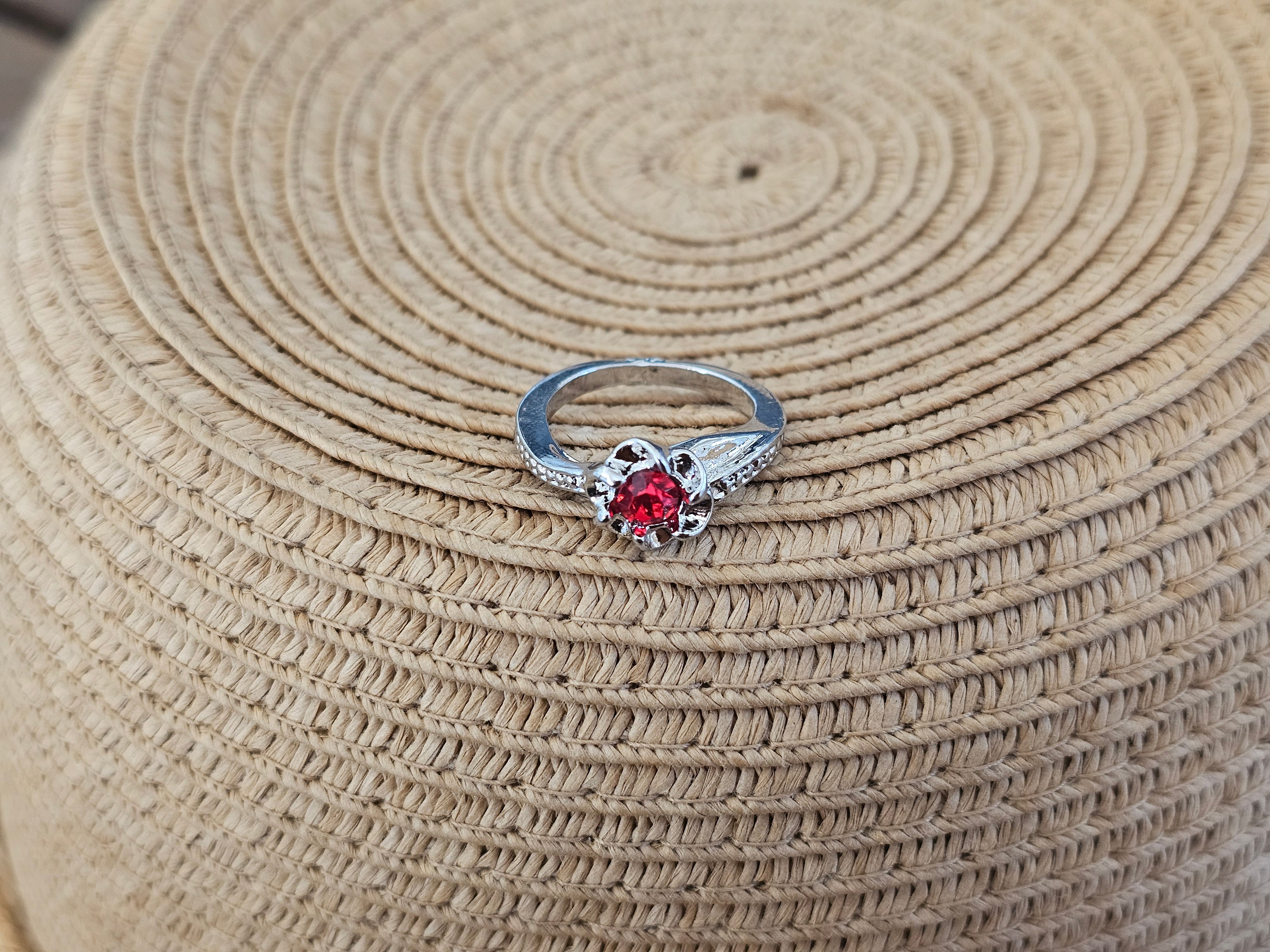 Lindo y femenino anillo con un cristal central