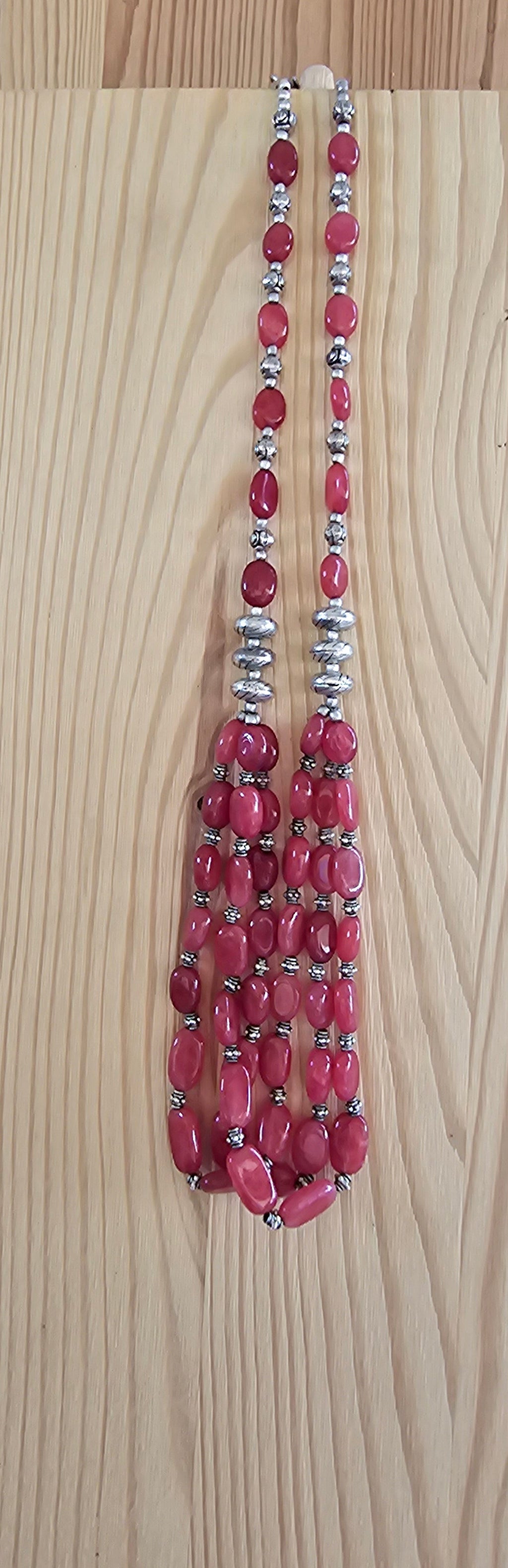 Collar rojo femenino