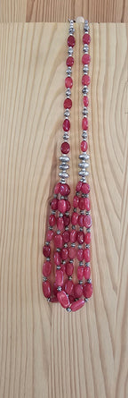 Collar rojo femenino