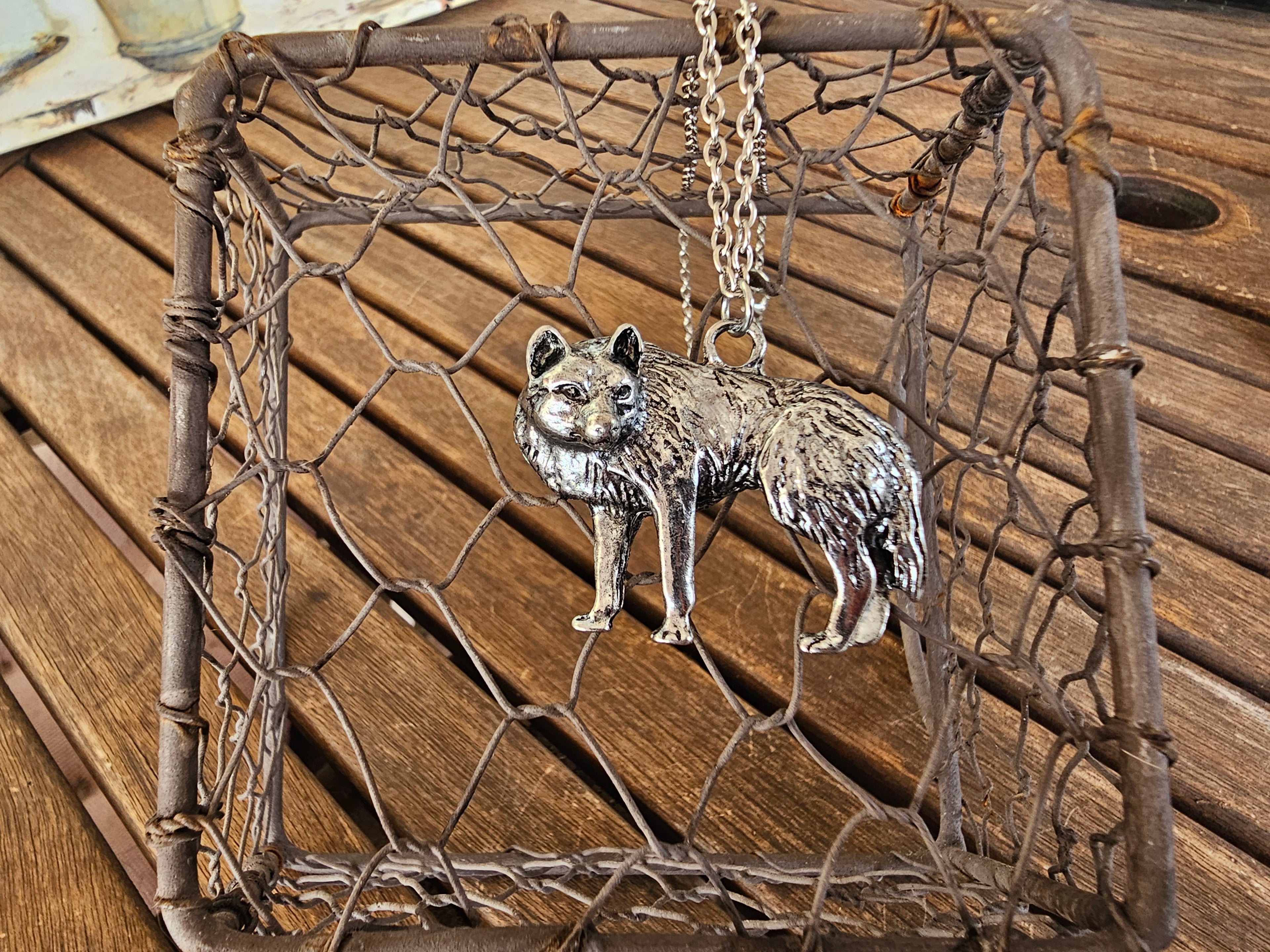 Collar Colgante Lobo Salvaje – Plata Envejecida y Relieve 3D