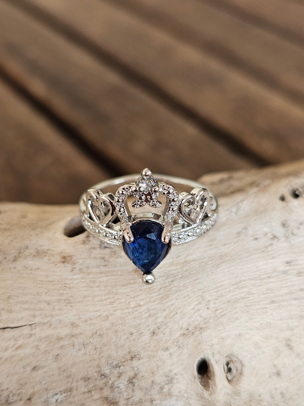 Bonito anillo de forma de tiara
